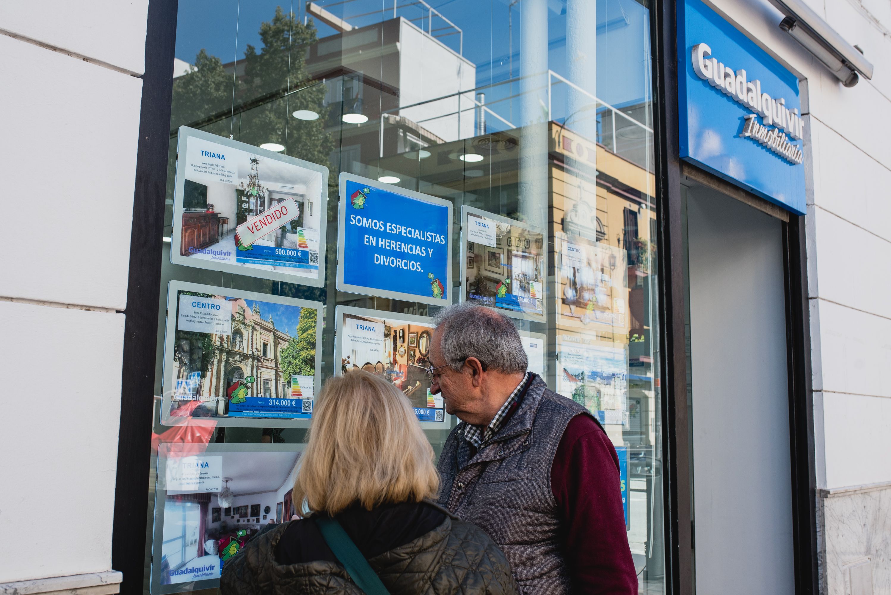 Un escaparate de una inmobiliaria en Sevilla, con los precios de la vivienda disparados.