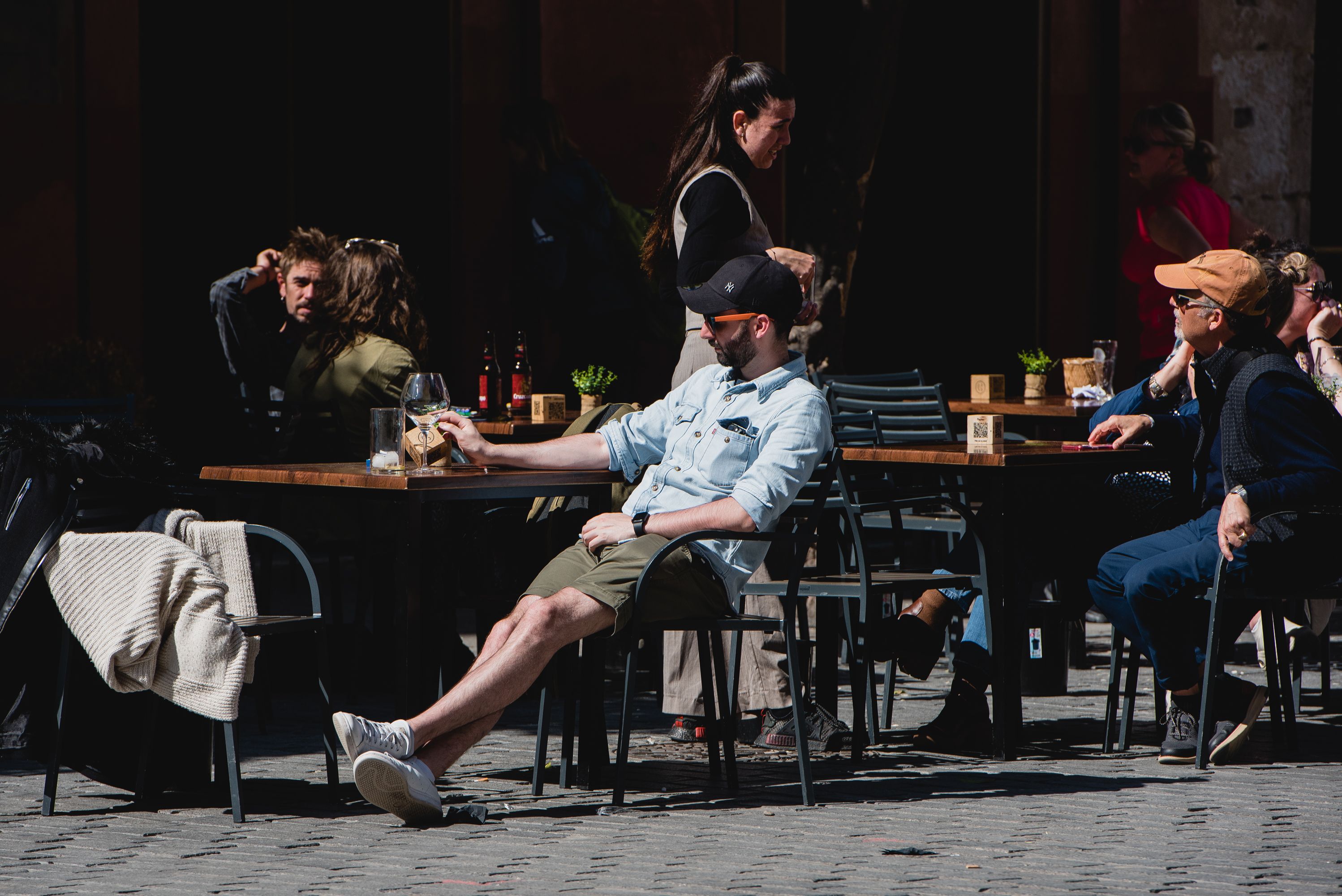 Una terraza en Sevilla. Los servicios vuelven a ser el motor de la bajada del paro en Andalucía.