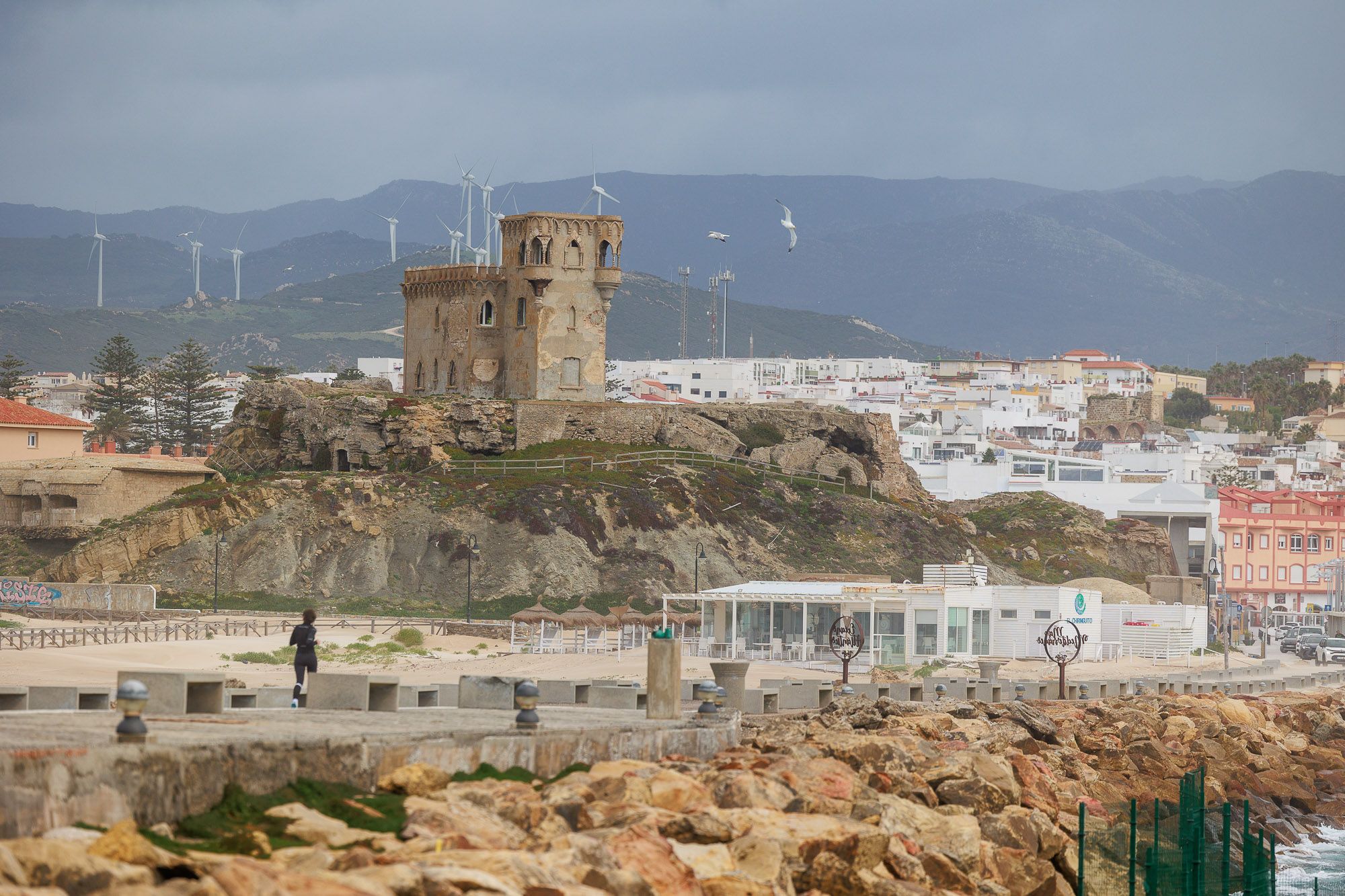 Vista del faro de Tarifa, uno de los municipios líder en viajeros en campings en 2023.