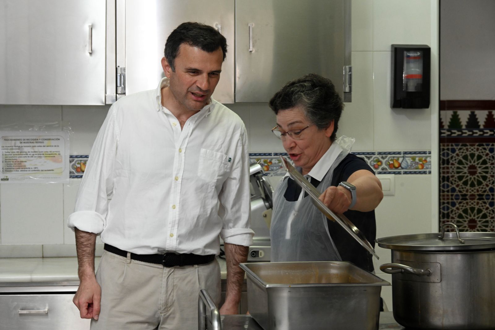 Bruno García durante su visita al comedor de María Arteaga.  AYUNTAMIENTO DE CÁDIZ