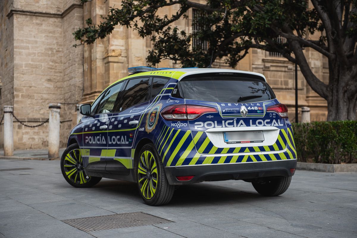 Un coche de la Policía Local en el centro de Sevilla, en una imagen de archivo.