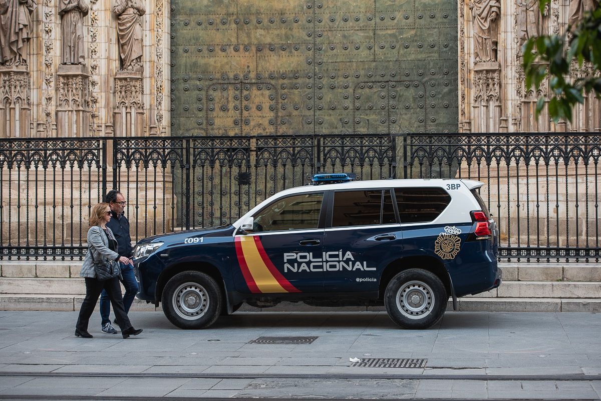 Un coche de la Policía Nacional, en el centro de Sevilla.