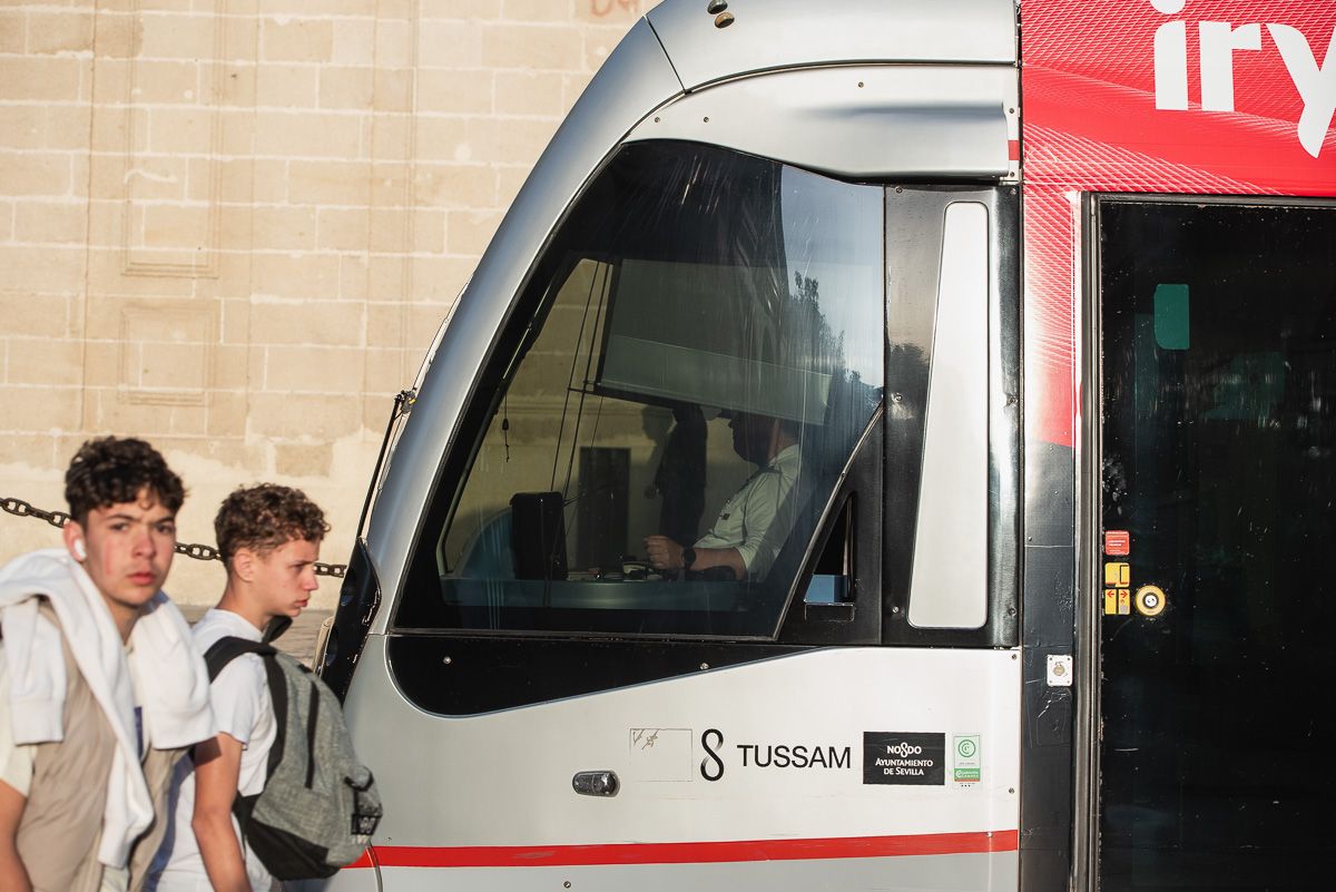 Dos chicos junto al metrocentro tranvia de Sevilla.