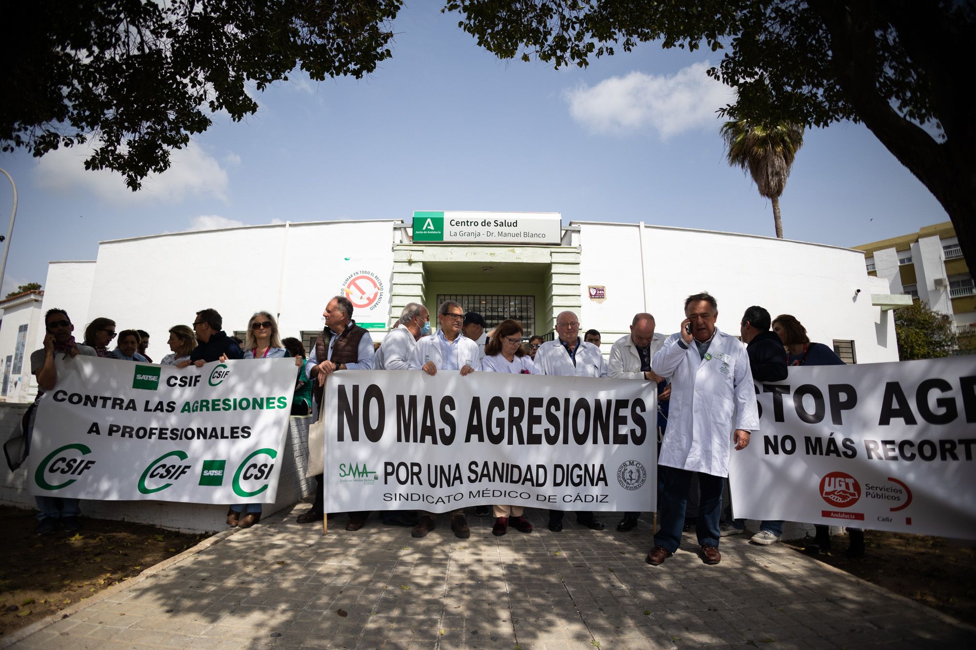 Una concentración reciente en el centro de salud La Granja, en Jerez, contra las agresiones a sanitarios.