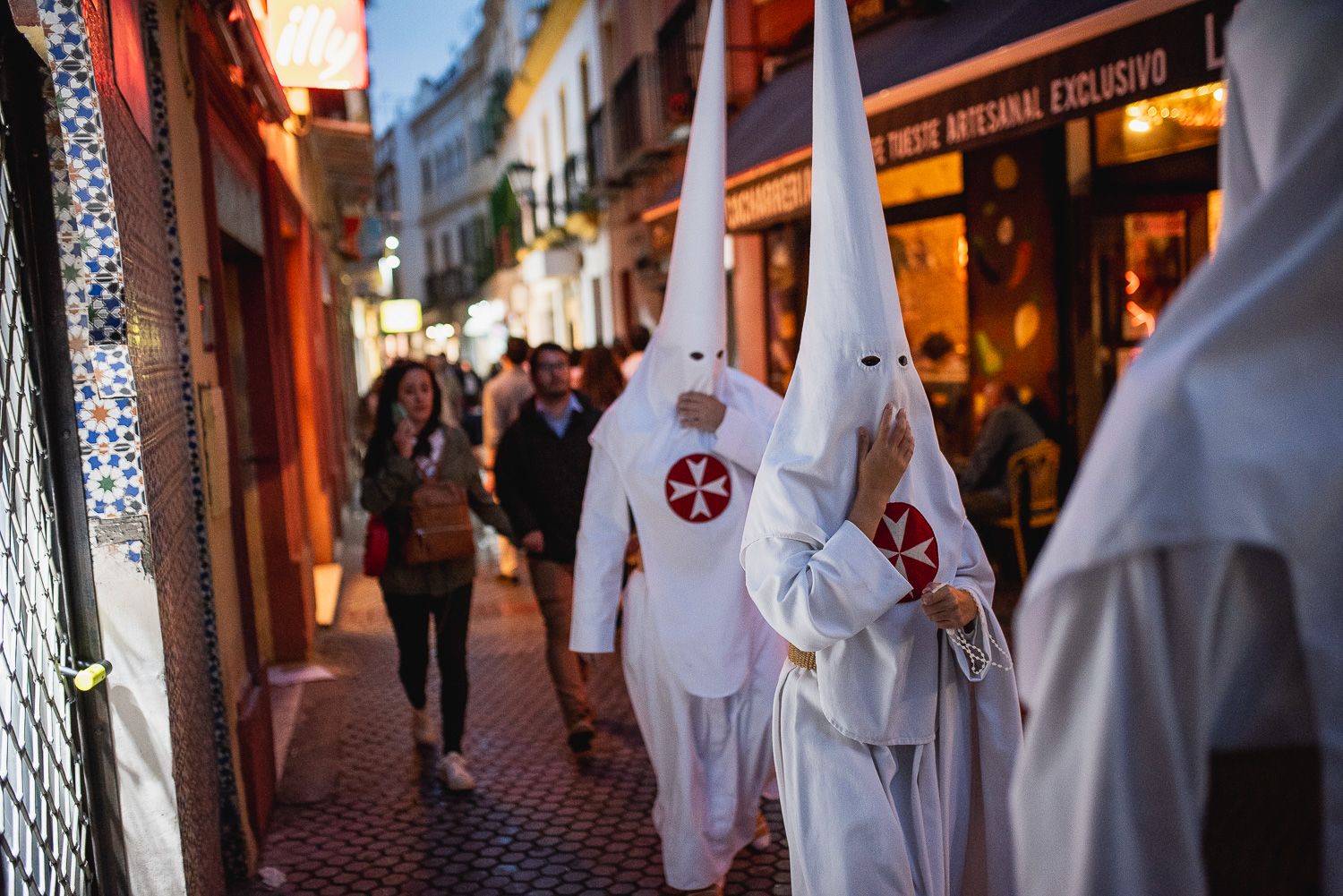 Nazarenos de la Amargura regresando tras suspenderse la salida el Domingo de Ramos.