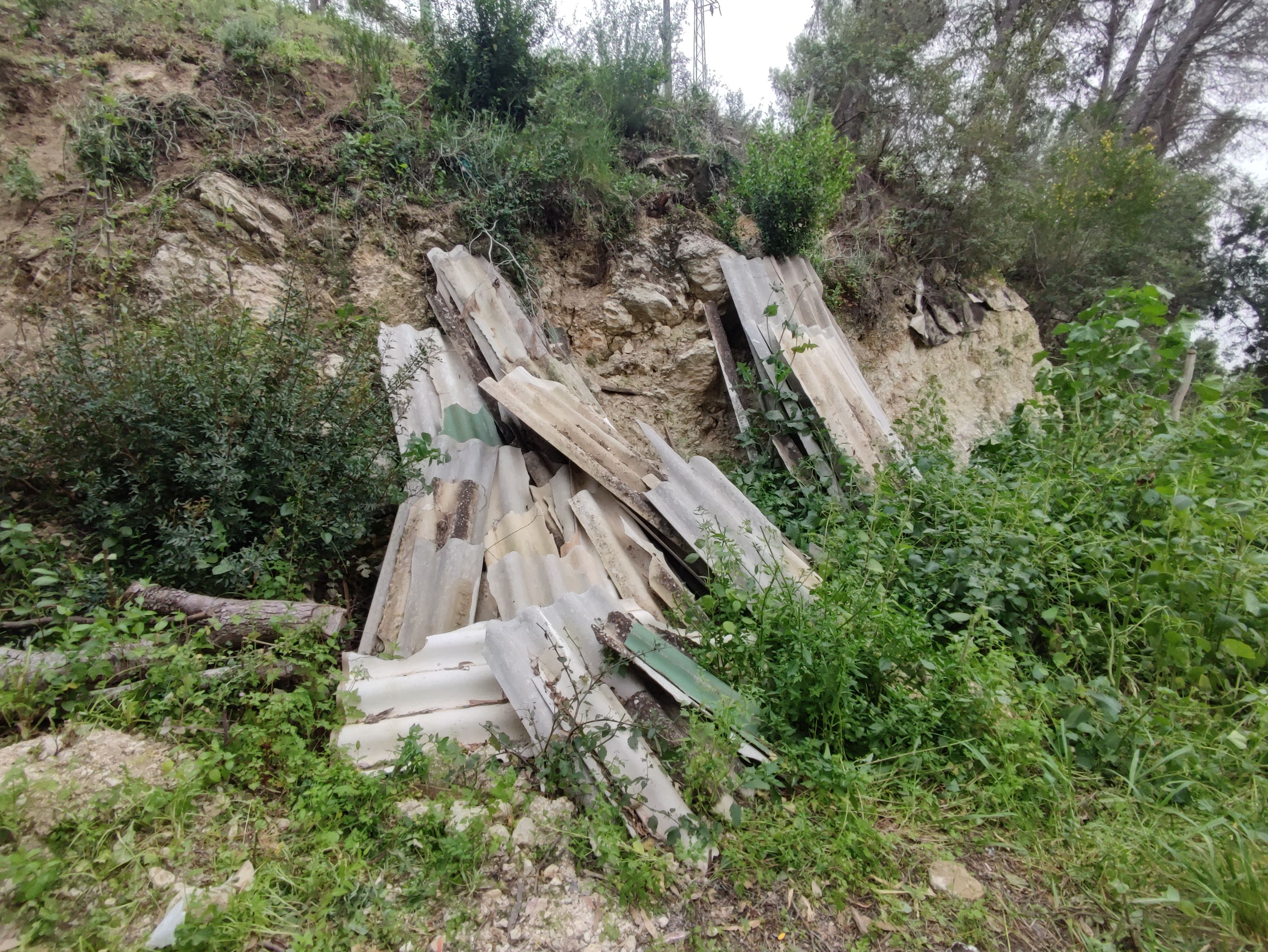 Las placas de amianto que se encuentran tiradas en terreno público.