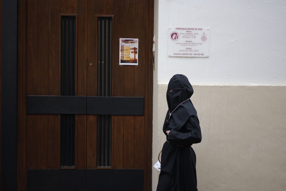 Un nazareno de Amor y Sacrificio saliendo de Madre de Dios en la pasada Semana Santa. La hermandad ha anunciado que no saldrá en la Magna.   CANDELA NÚÑEZ