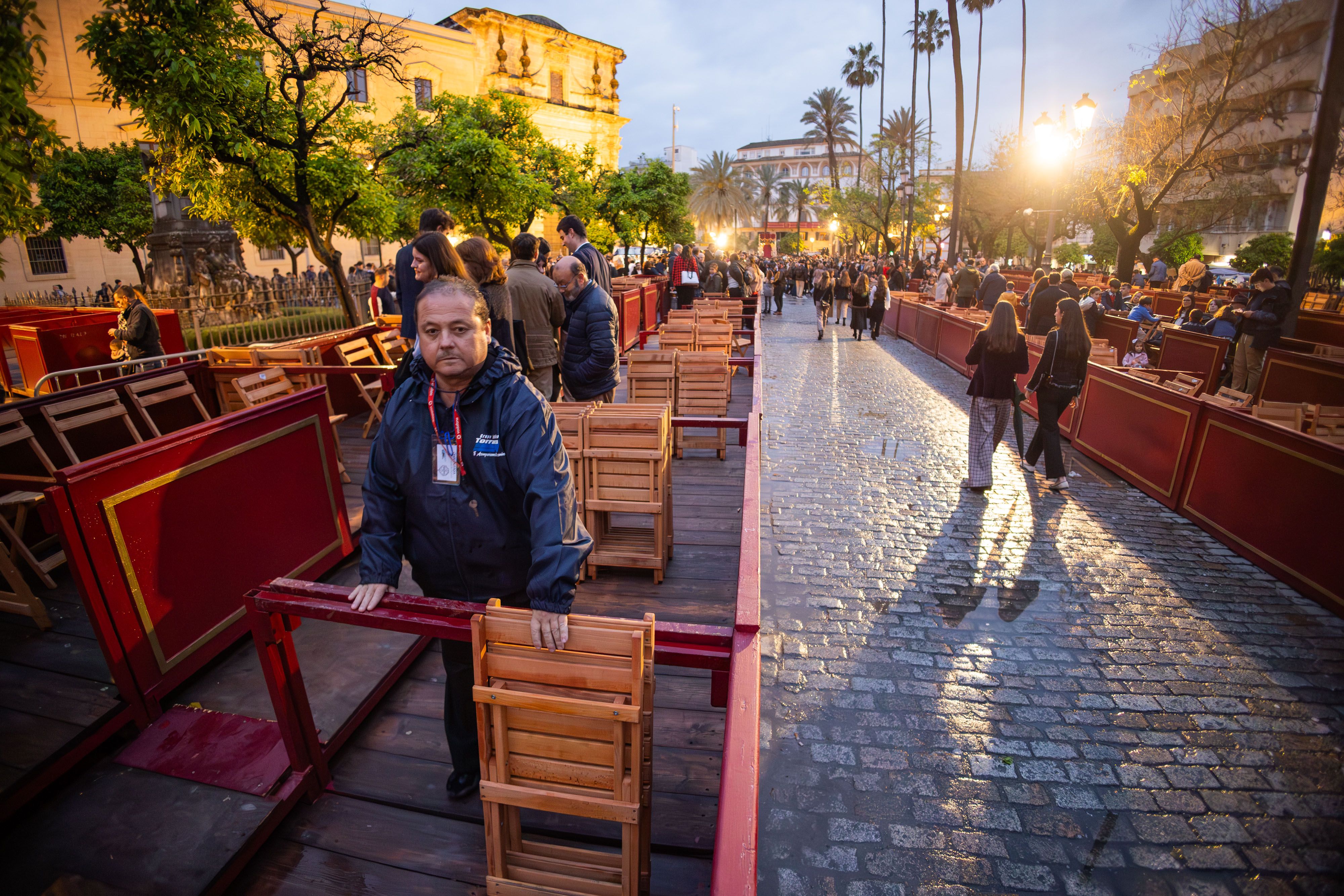 Operarios recogiendo sillas en la Carrera Oficial de una Semana Santa en Jerez.