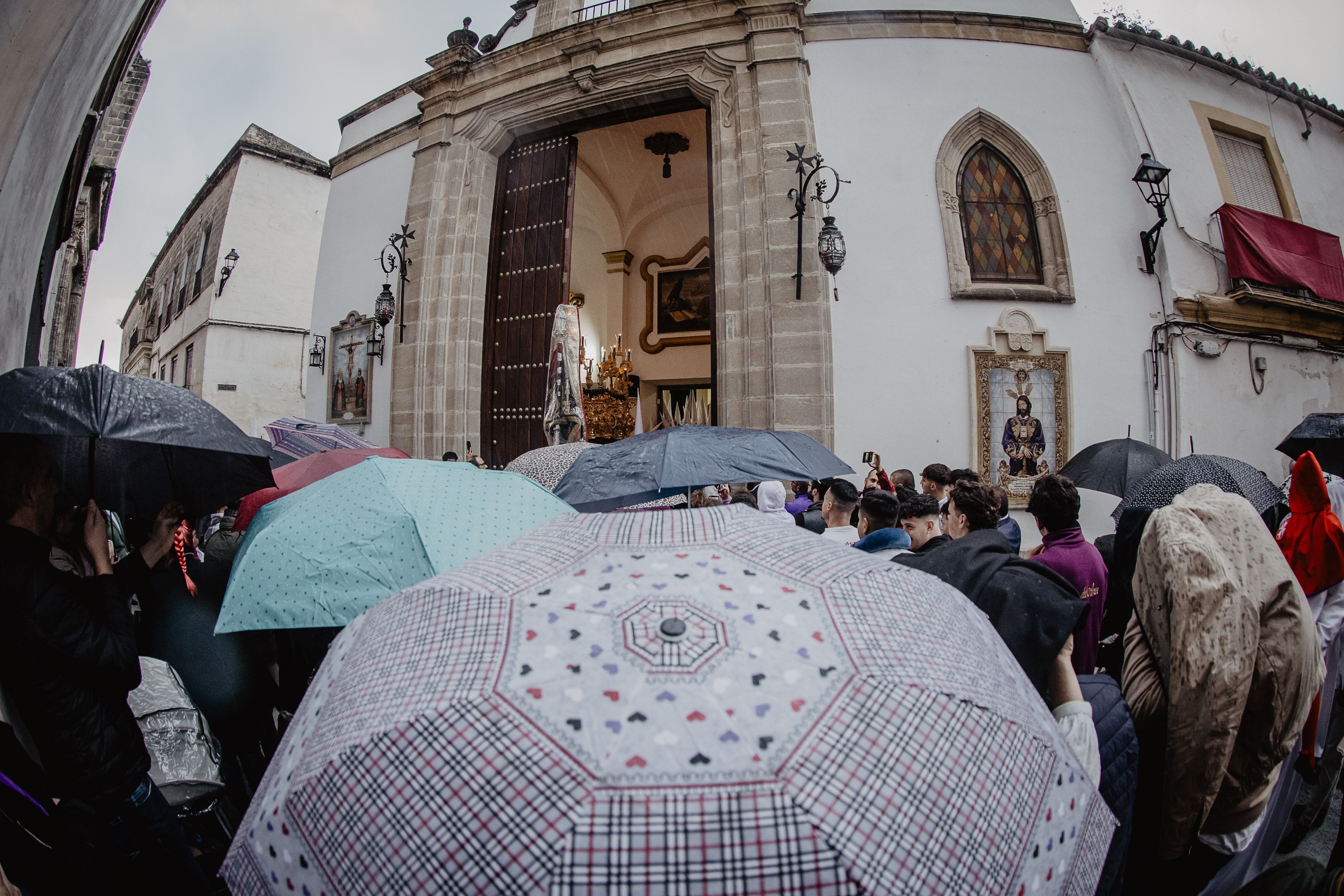 Una imagen del pasado Martes Santo en la capilla del Amor, pasado por agua. La Magna Mariana de Jerez se cancela.