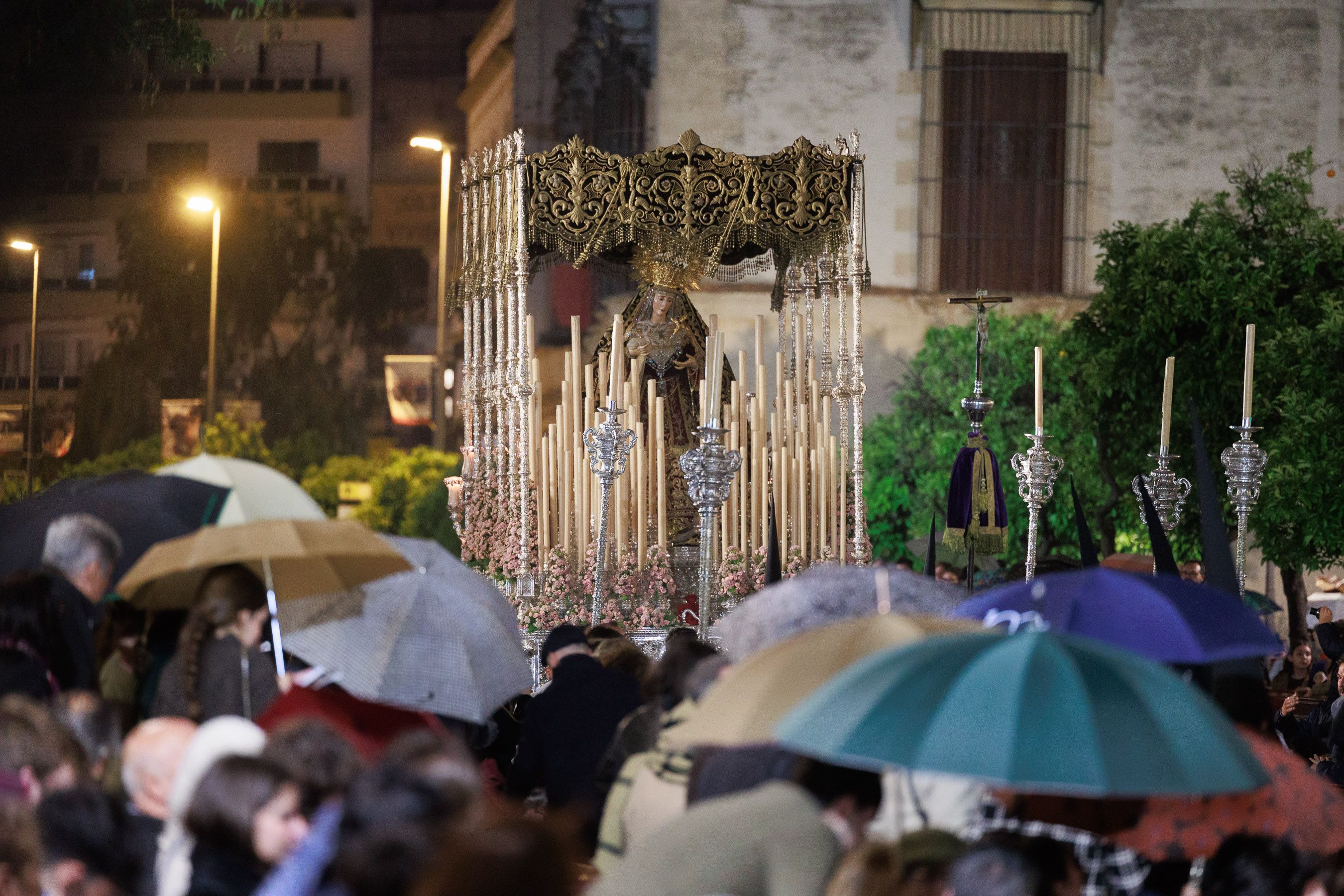 El palio de Los Dolores por Cristina el pasado Miércoles Santo de Semana Santa, marcado por la lluvia, donde salió el Tres Caídas. Ahora la lluvia amenaza la Magna.