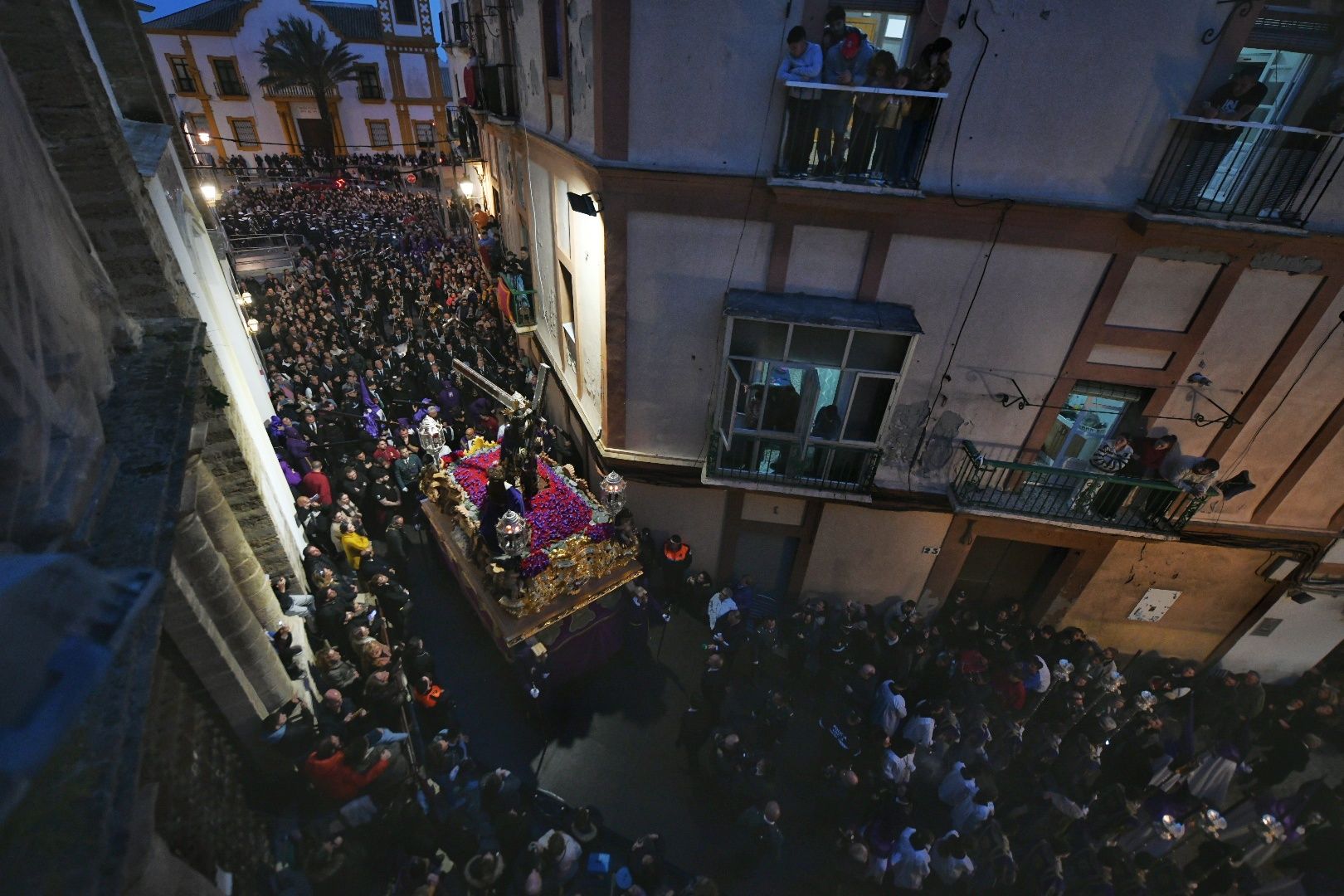 El paso más venerado de la Semana Santa de Cádiz, nada más salir a las calles del barrio.   REYNA