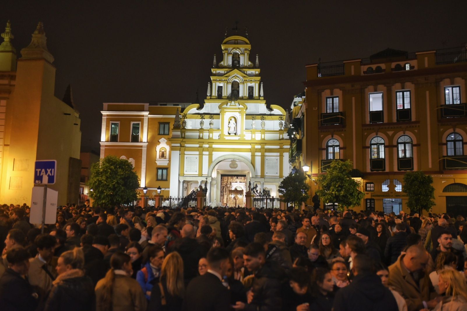 Ambiente en el entorno de la Basílica de la Macarena, que volverá a atestarse ante la Magna de Sevilla.