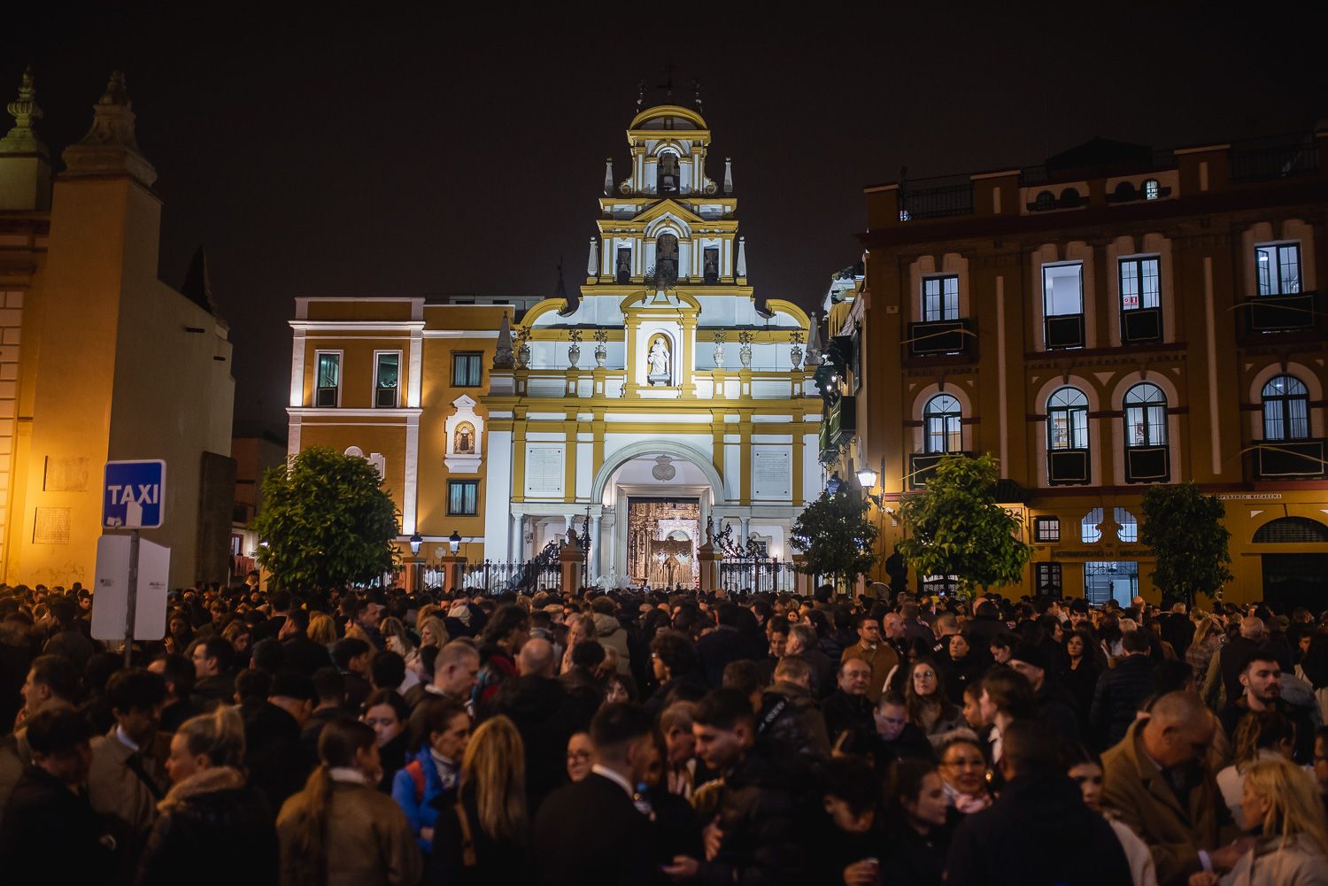 La Macarena, con su habitual aglomeración de personas, la pasada Madrugá, cuando no pudo procesionar.