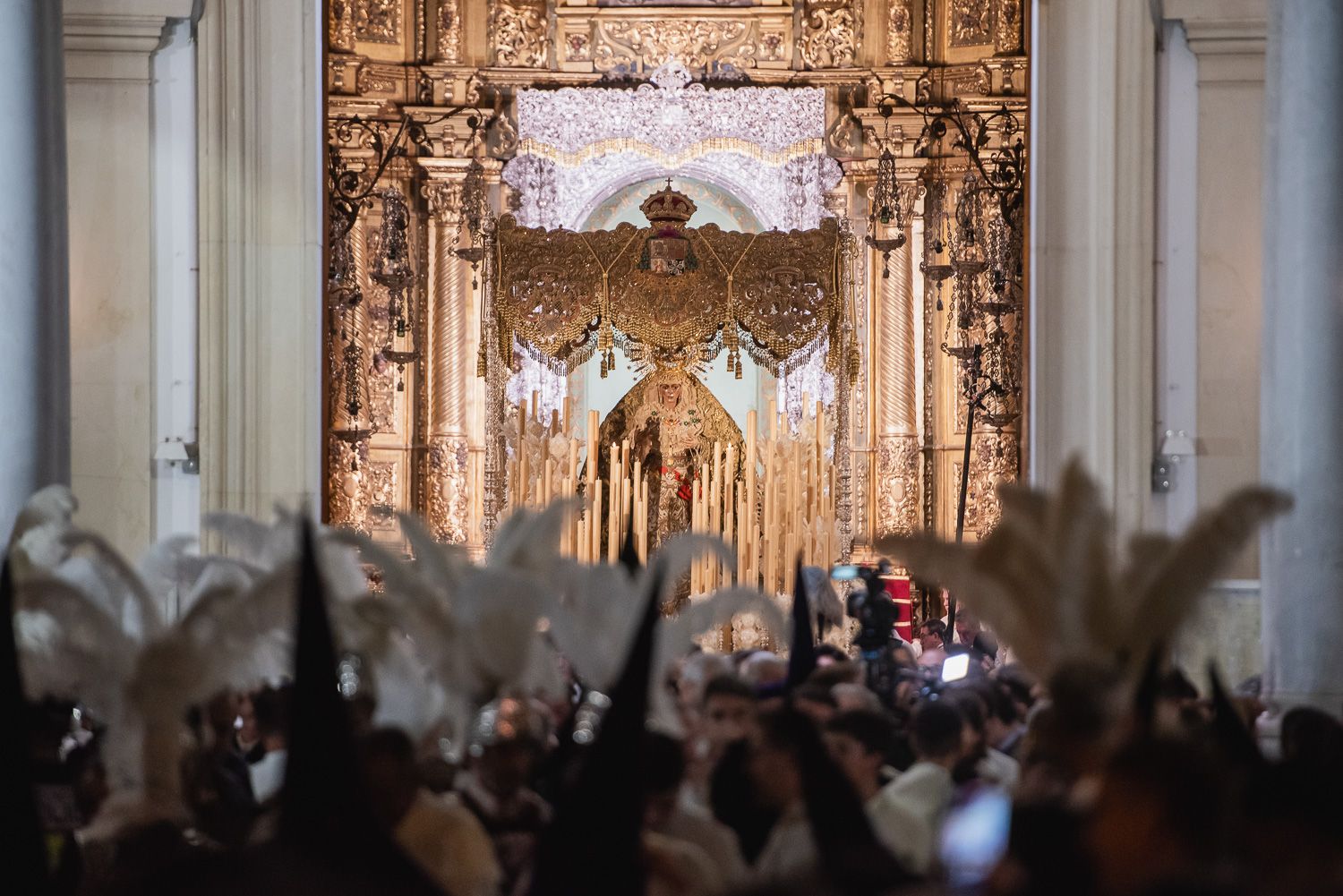 Acuerdo sobre el itinerario común de la procesión. En la imagen, la Esperanza Macarena, la pasada Madrugá, saliendo de la basílica.