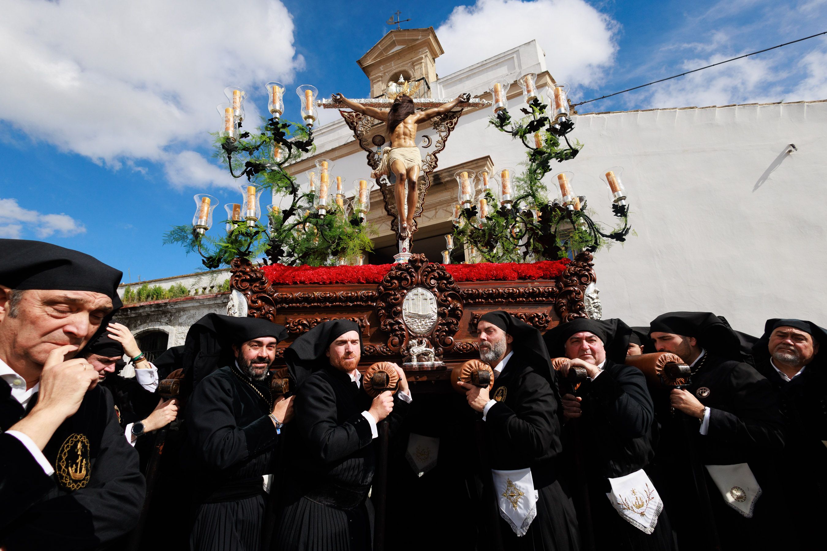 El paso del Cristo de la Expiración el pasado Viernes Santo en su salida, aunque tuvo que refugiarse en San Francisco.