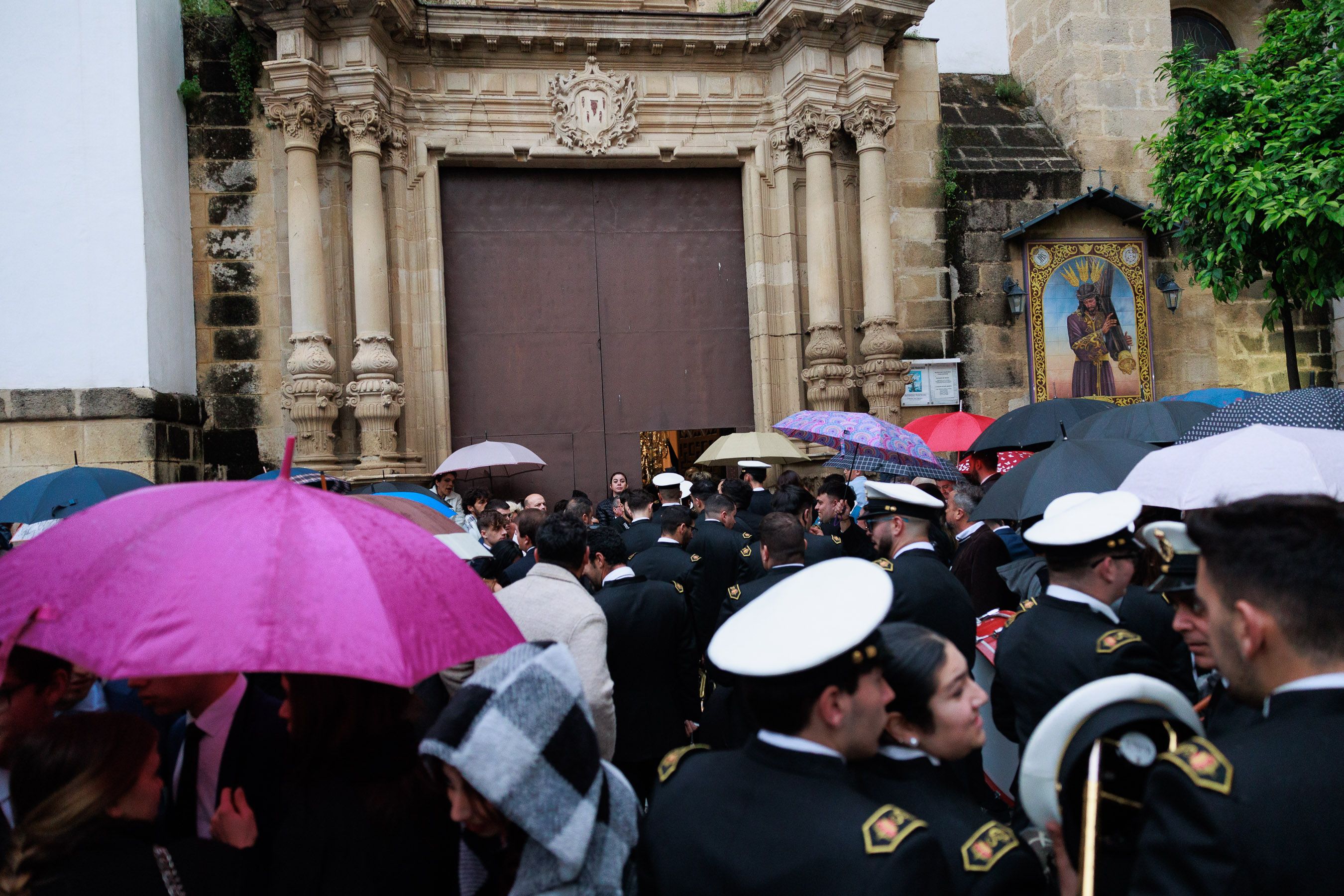 La lluvia, como ocurriese la última Semana Santa, parece que va a marcar el destino de la Magna Mariana de Jerez.