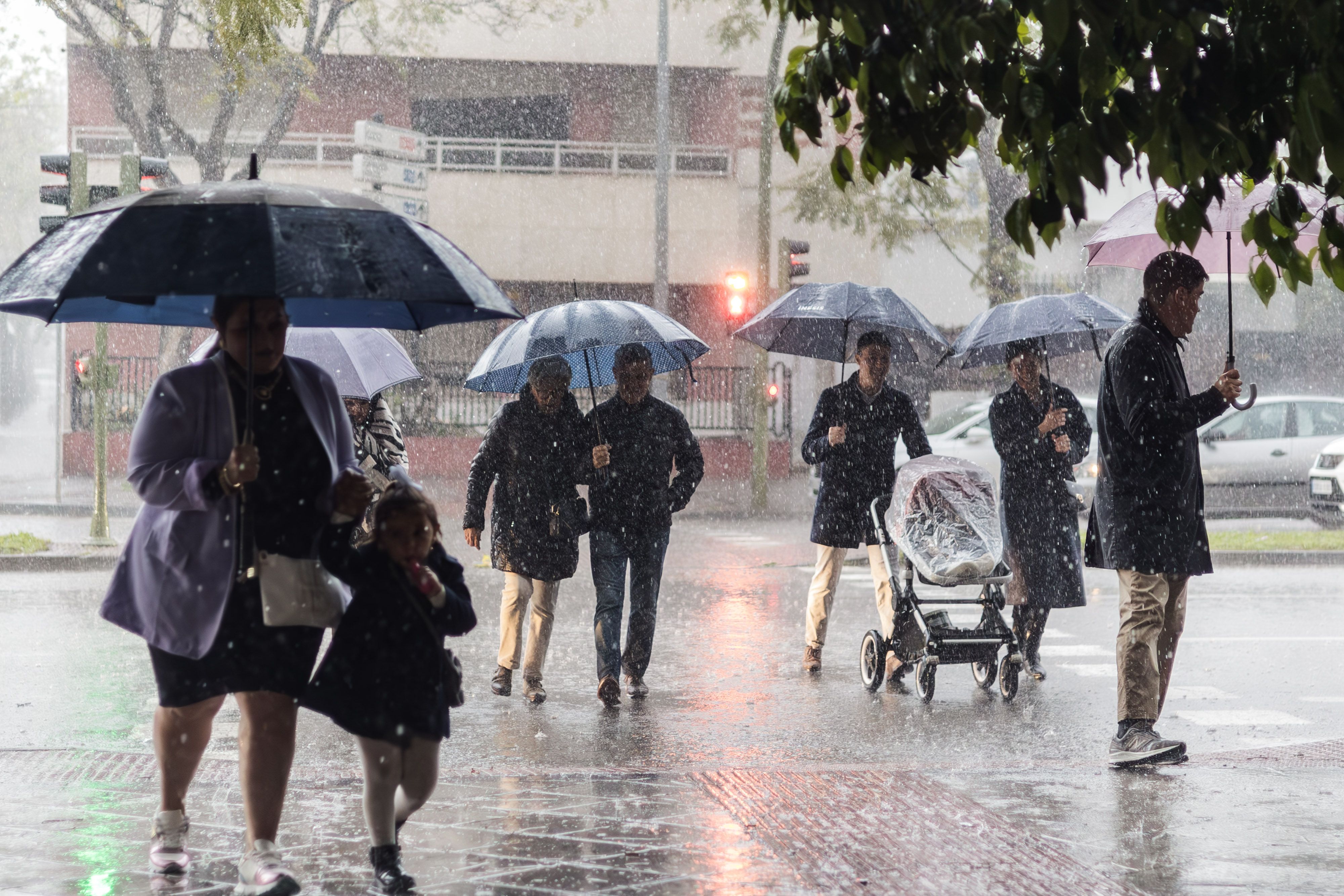 Varias personas caminando bajo la lluvia en una imagen de archivo. 