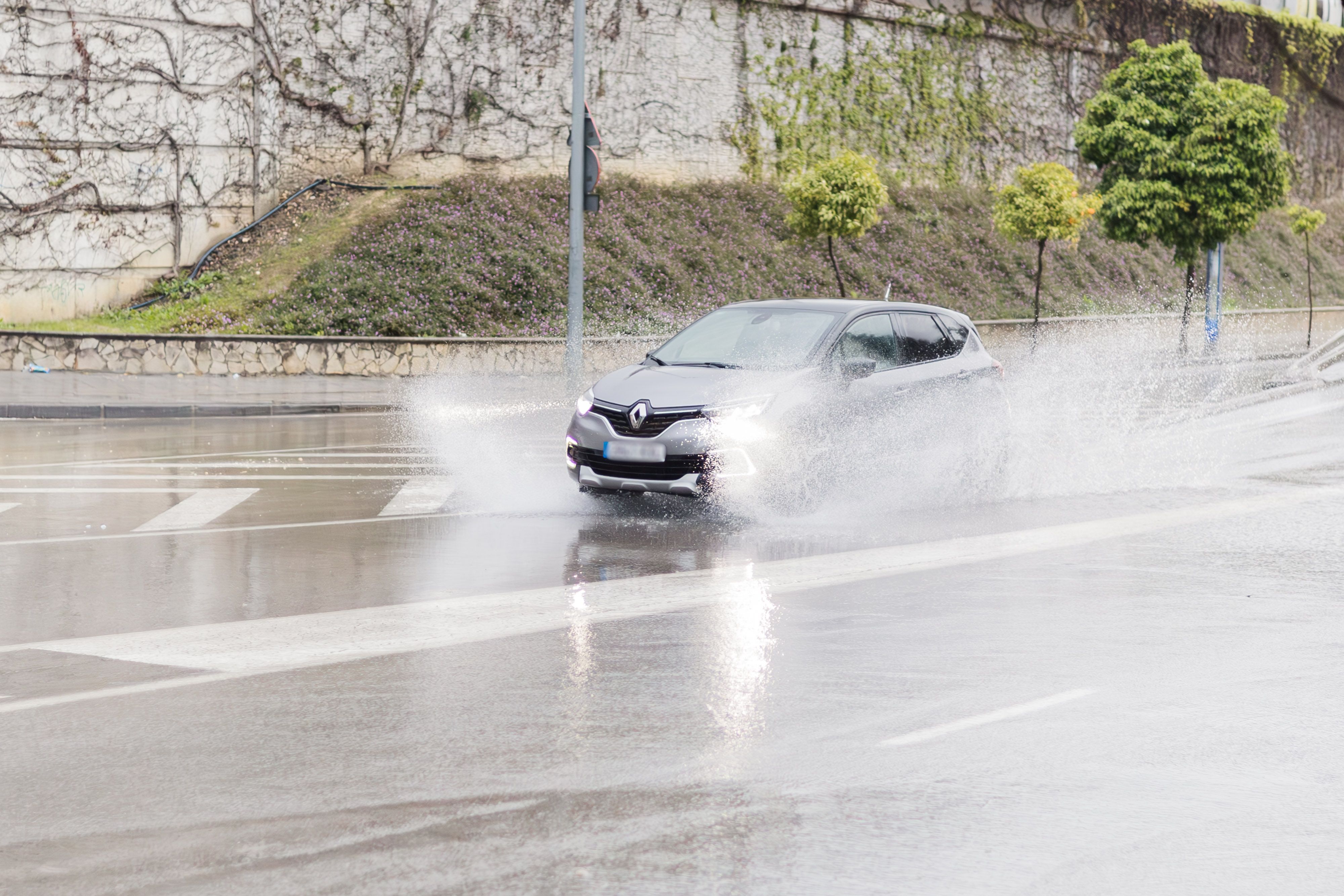 Un coche un día de lluvia en Jerez. Aviso amarillo para este lunes.