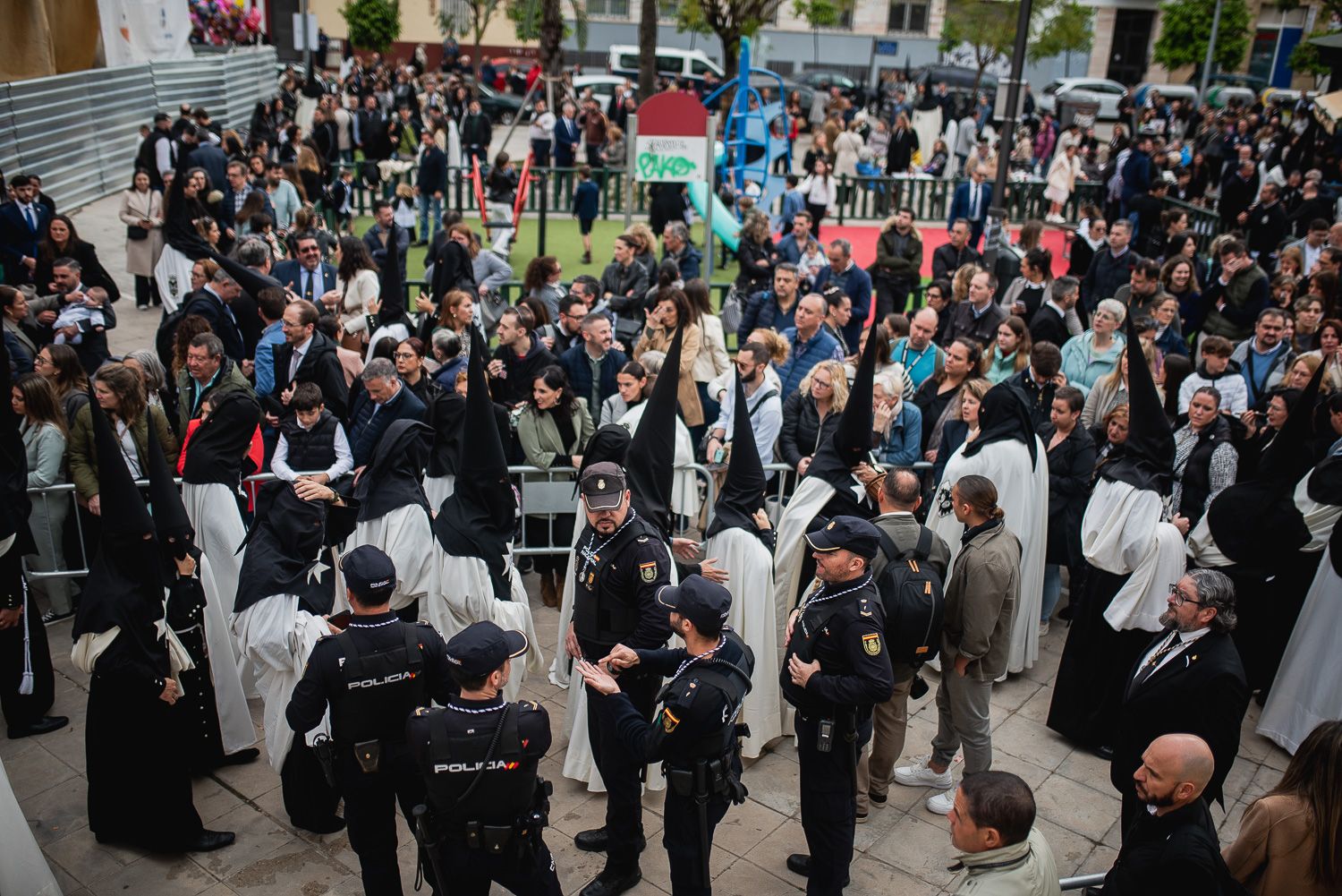 El paso de una procesión en la pasada Semana Santa, en el centro de Sevilla.