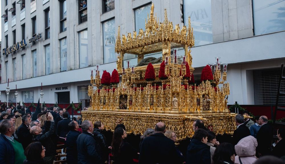 El singular paso de estilo gótico que contiene a la imagen el Cristo Yacente. 