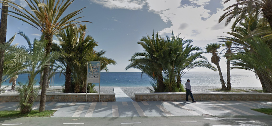 La playa de La Velilla, de Almuñécar, donde ha sido encontrado el cadáver.