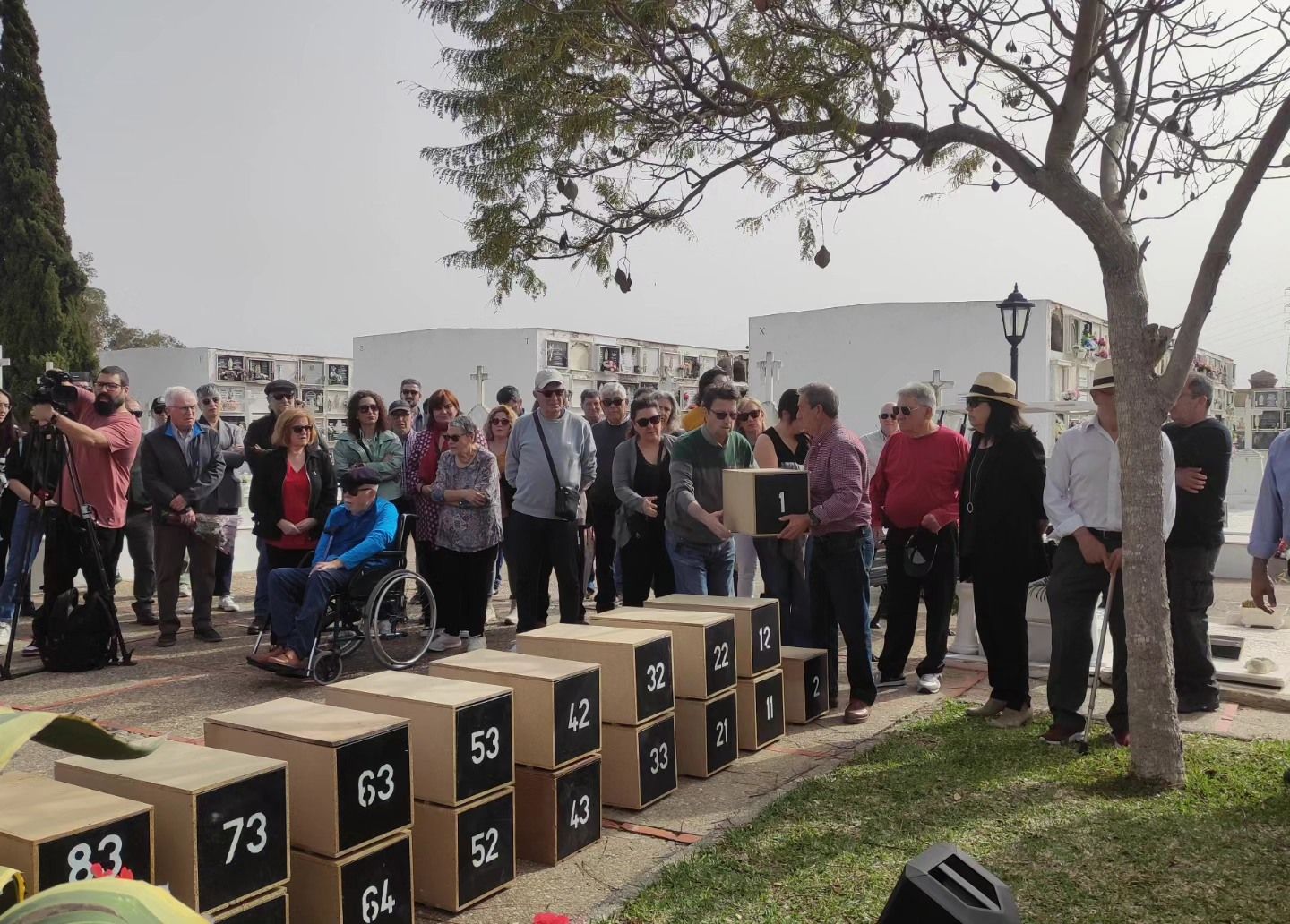 Un momento del acto llevado a cabo en el cementerio de San Roque, en una imagen publicada en redes sociales por el Ayuntamiento de Puerto Real.