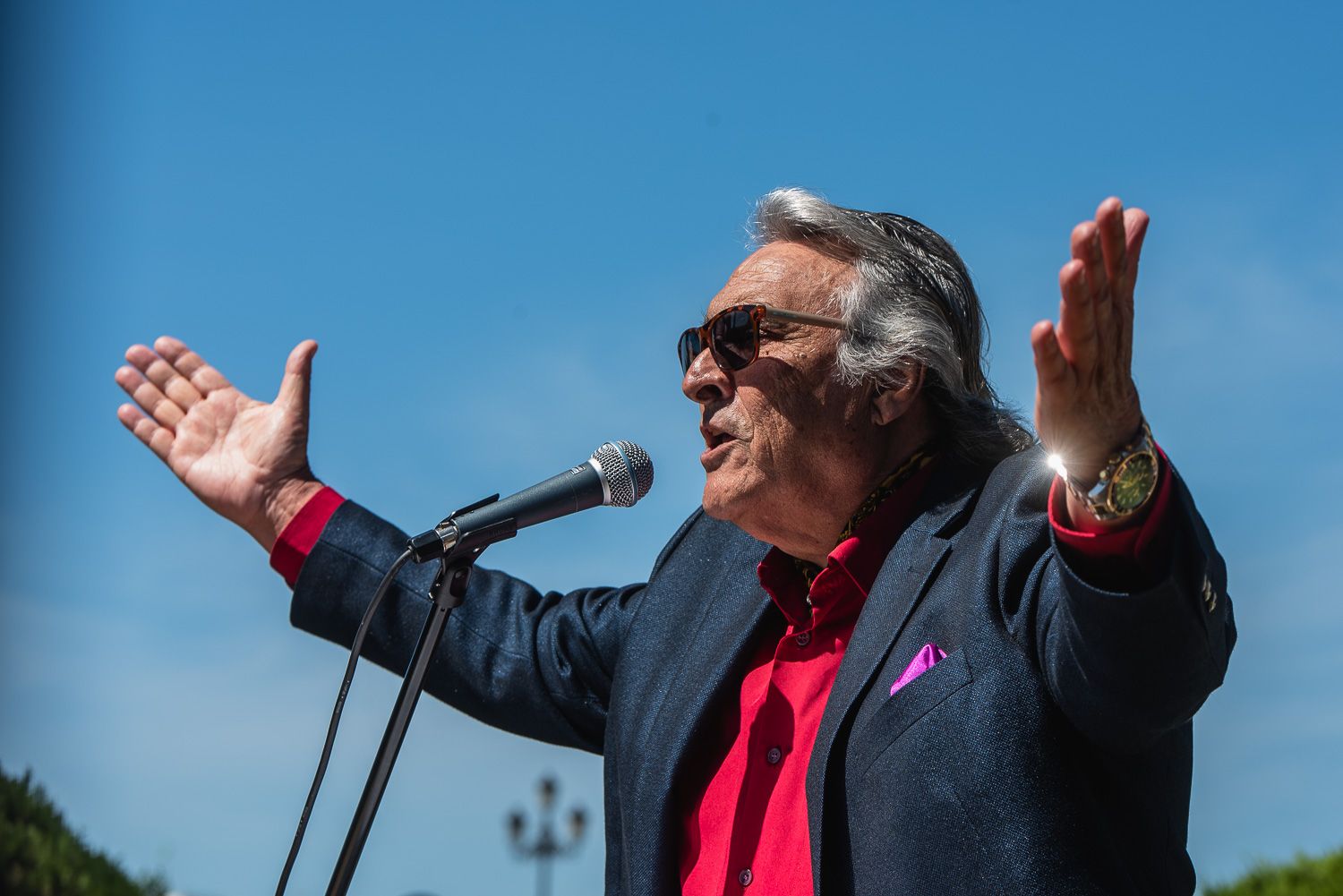 José de la Tomasa, ilustrando con su cante la presentación de la 23 Bienal de Flamenco de Sevilla.