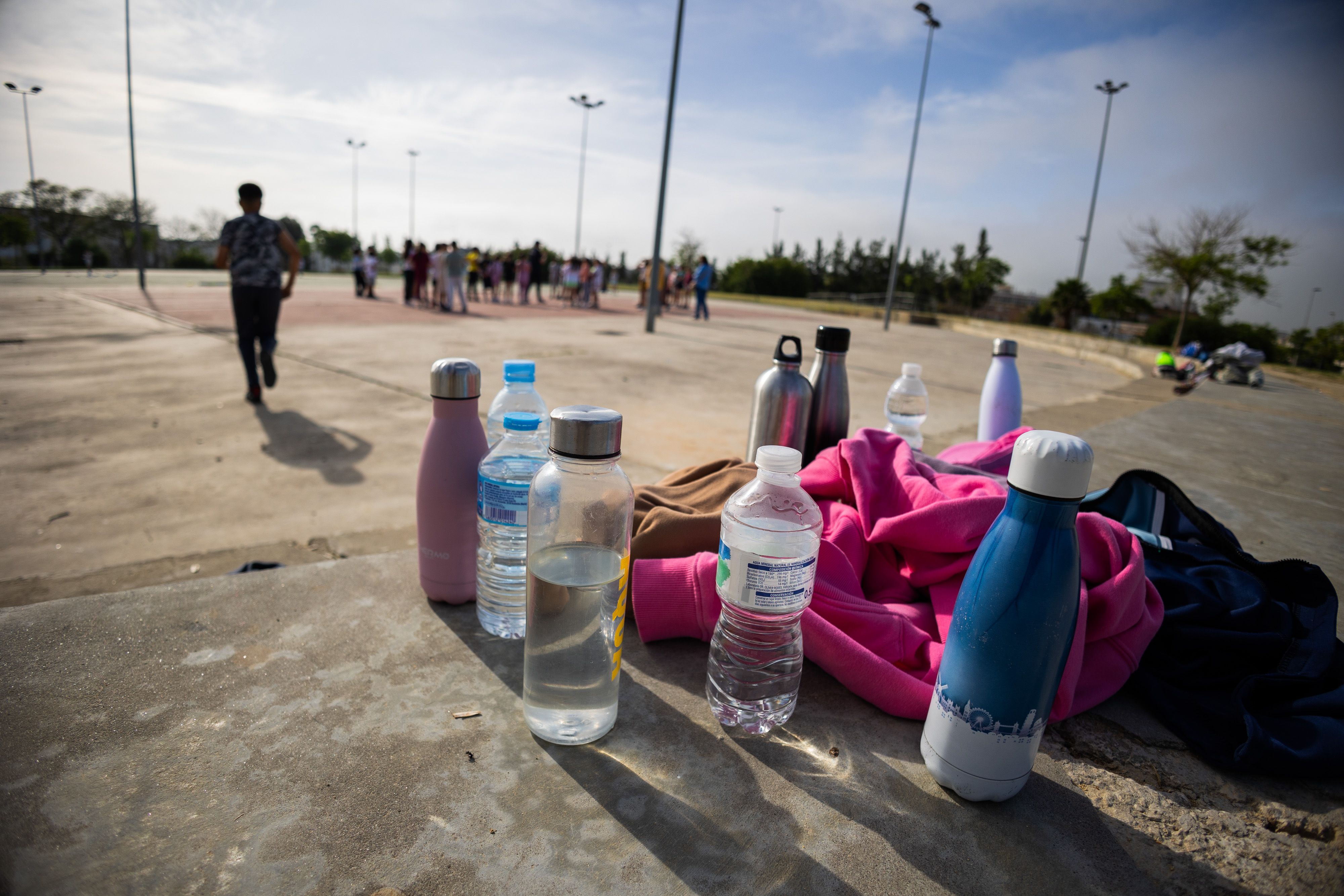 Cambio de tiempo en Andalucía. Botellas de agua contra el calor en un colegio público, en una imagen reciente.