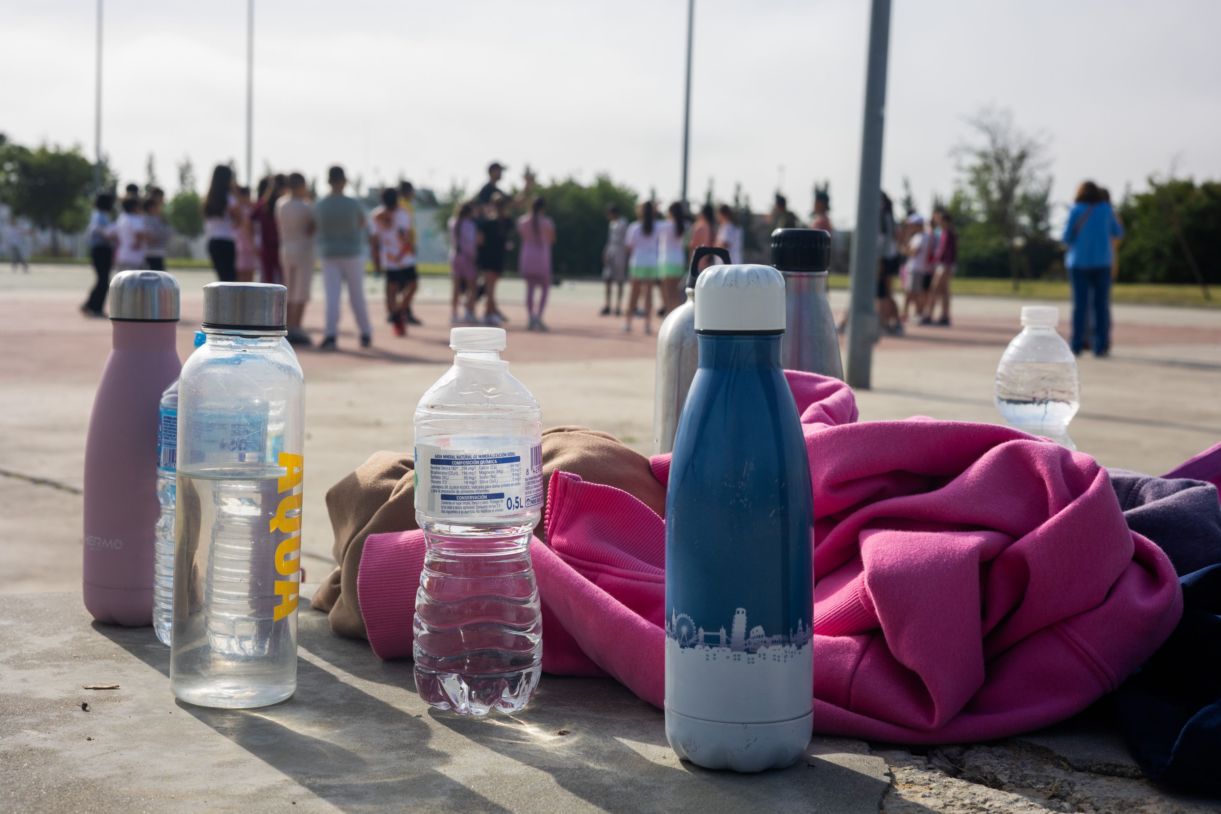 Varios alumnos y alumnas en un colegio andaluz en pleno verano. 