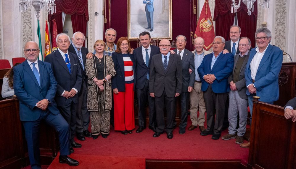 Antiguos concejales de Cádiz celebran el 45 ANV de la constitución de los ayuntamientos democráticos  FOTO REYNA 20