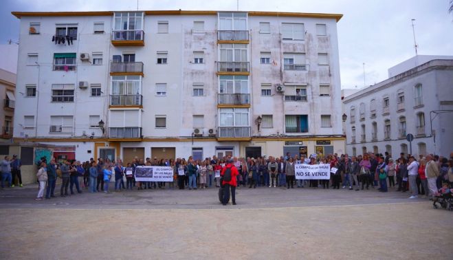 Concentración contra la construcción de un hotel en el solar colindante a La Caleta.