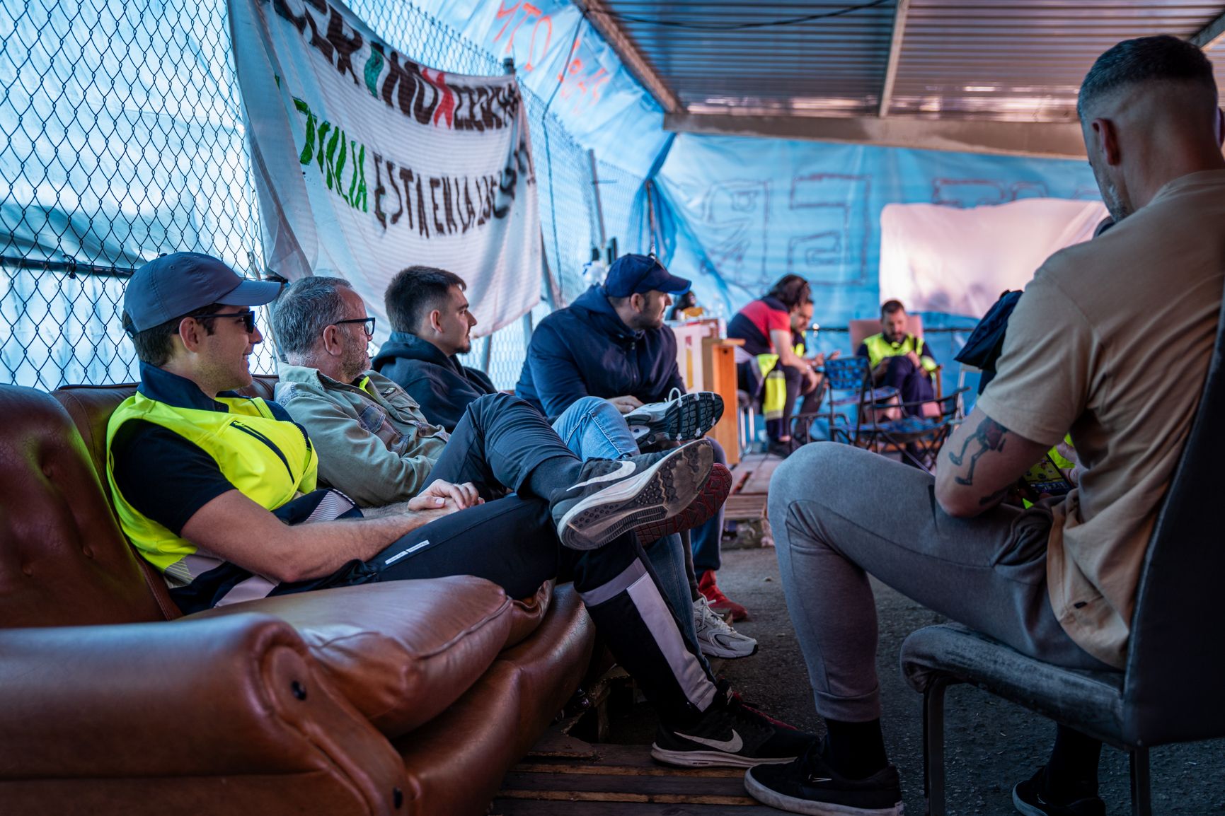 Trabajadores de Acerinox en huelga piden ayuda para alimentos.