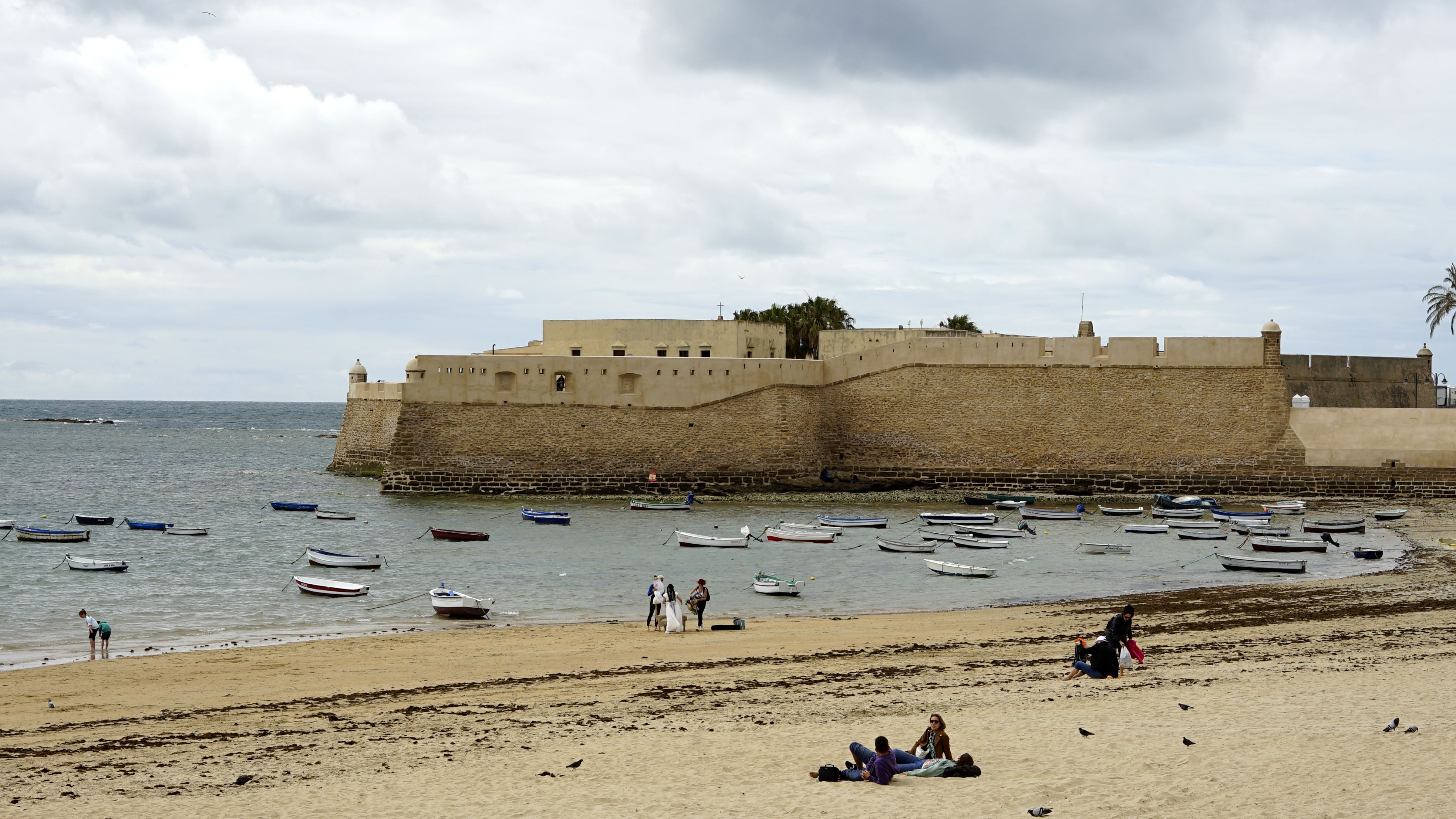 El Castillo de Santa Catalina en Cádiz, visto desde La Caleta.