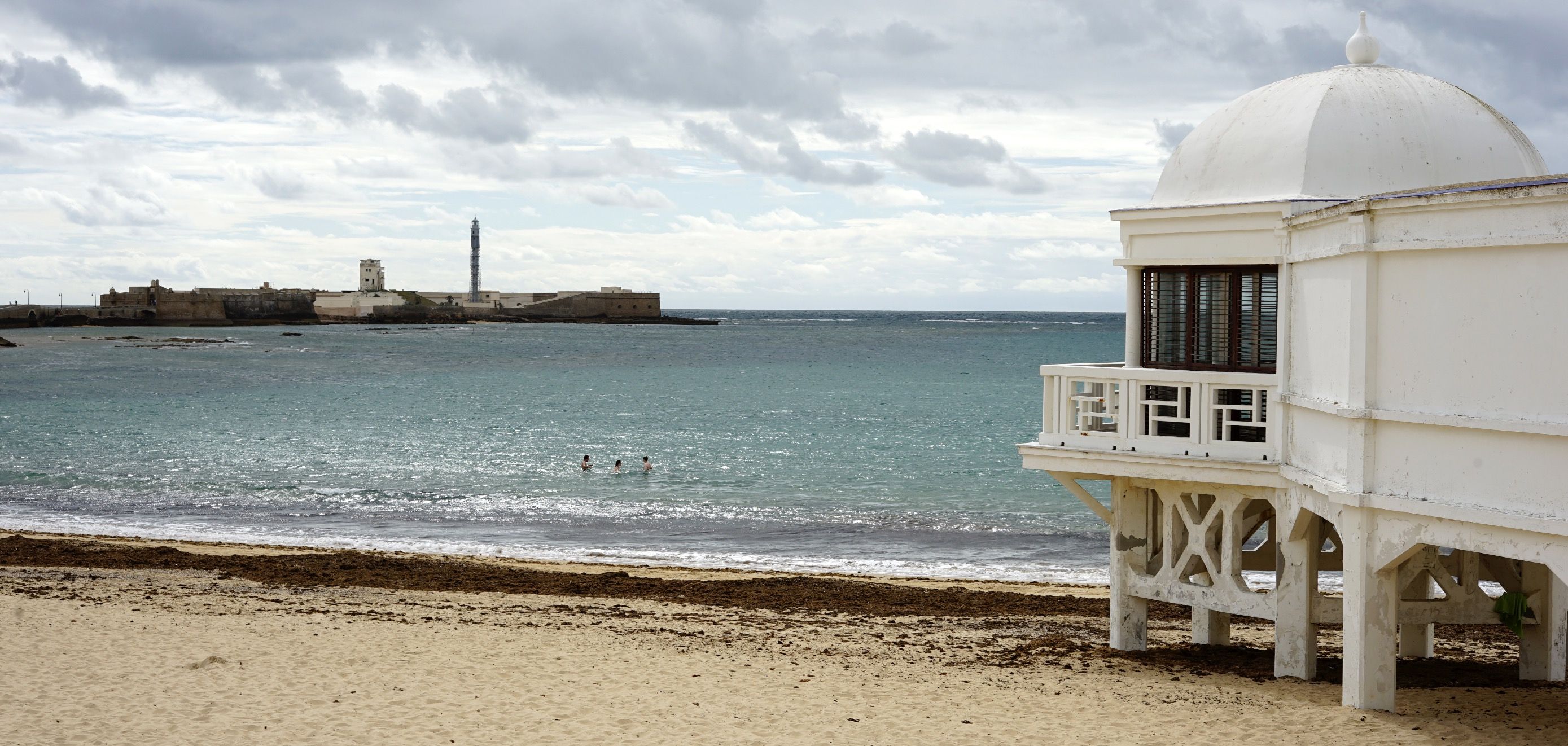 Vista del Castillo de San Sebastián en Cádiz, desde el Balneario de la Palma en La Caleta