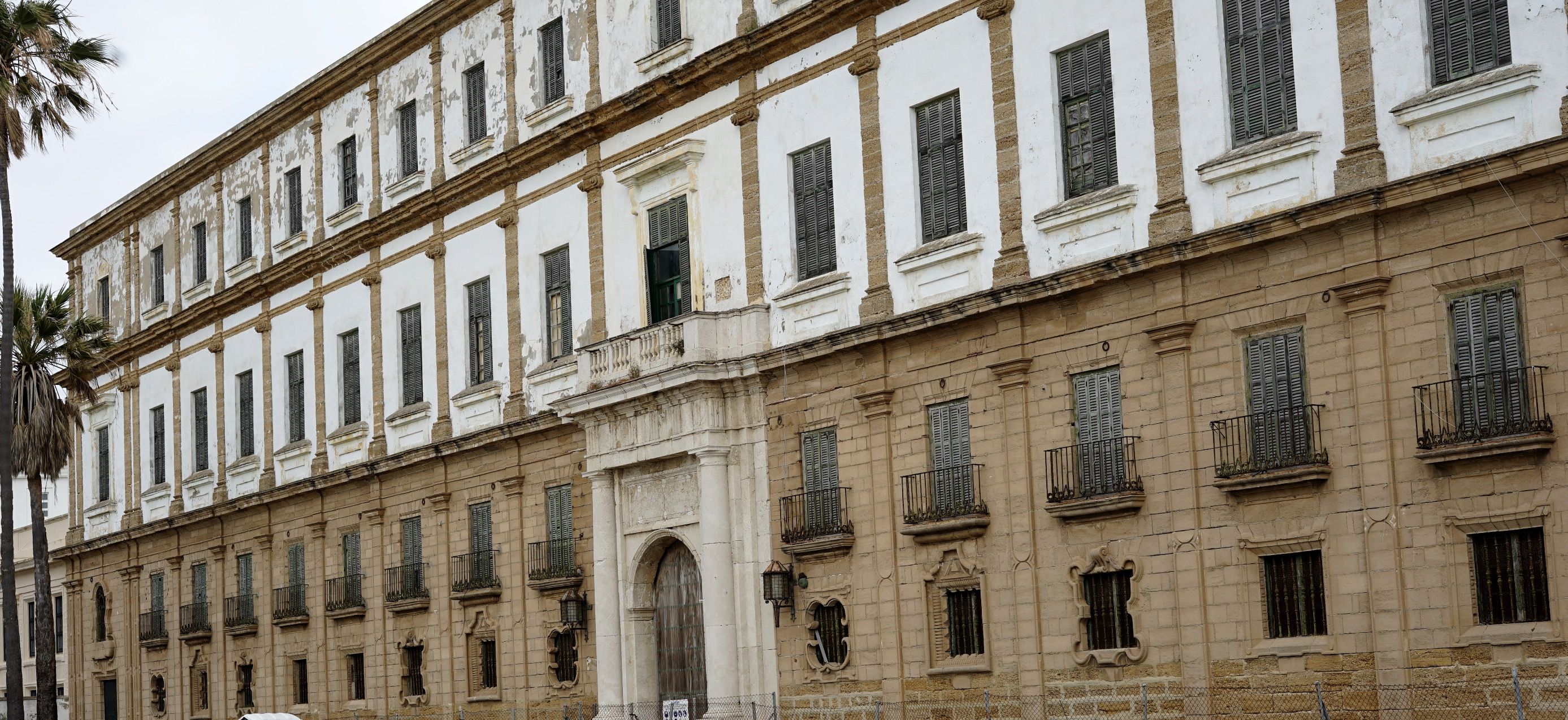 Fachada del edificio de Valcárcel en Cádiz