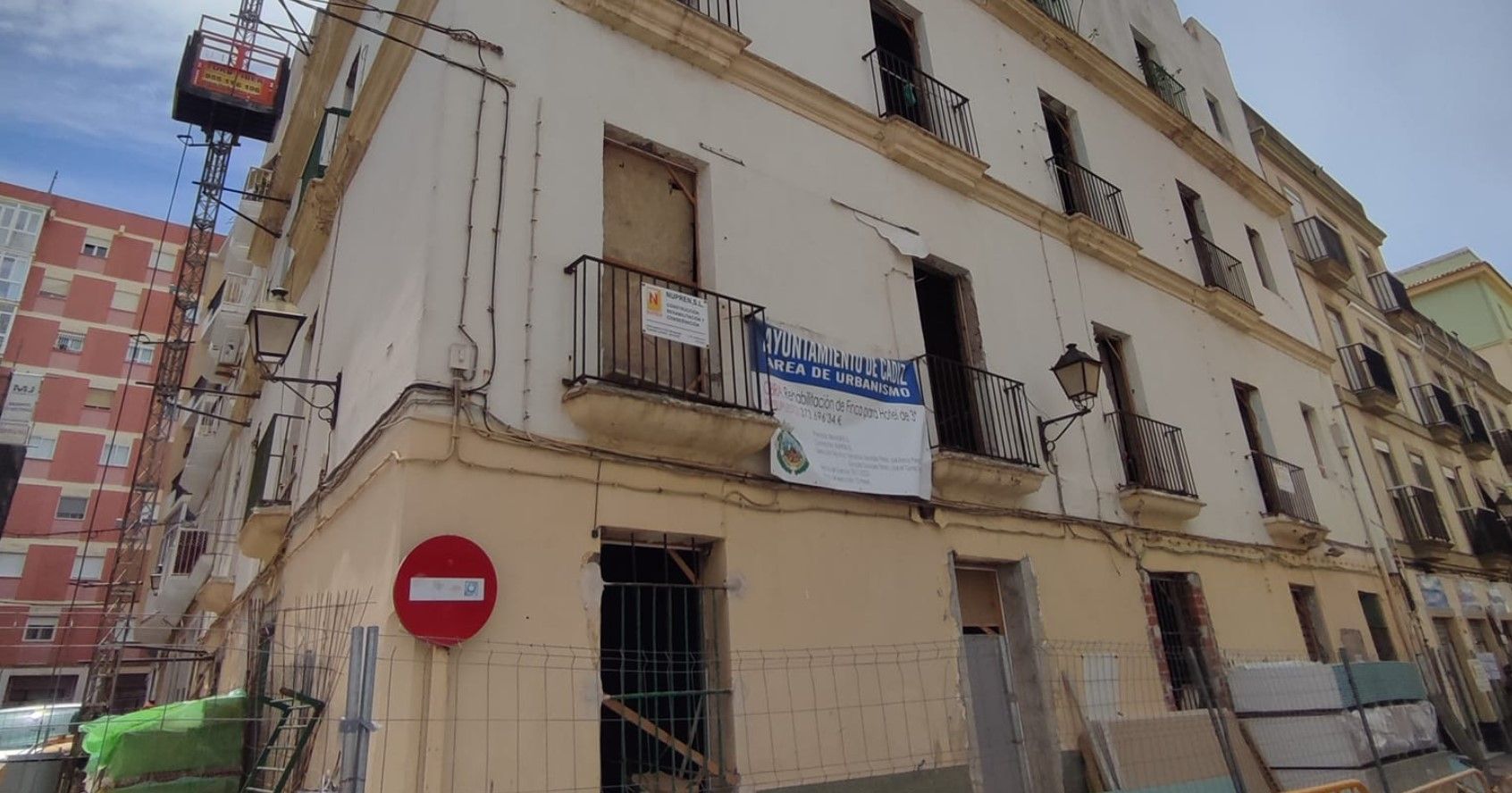 La finca en la calle Pericón de Cádiz donde ensayaba la comparsa 'El Lavaero' de Tino Tovar en los 90, en una imagen de Octavio Linares.