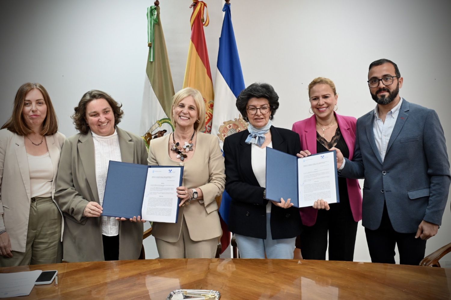 La alcaldesa y responsables de AFA La Merced después de firmar el convenio. 