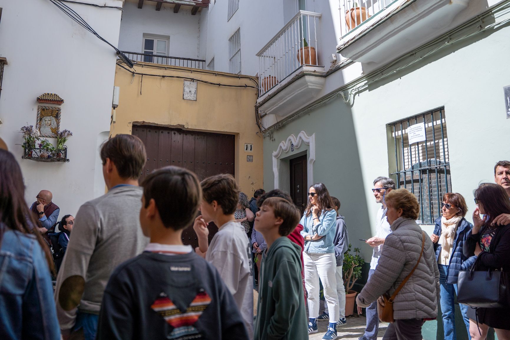 Vivienda. Turistas pasando delante de la casa de la polémica con apartamentos turísticos en el centro de Cádiz. 