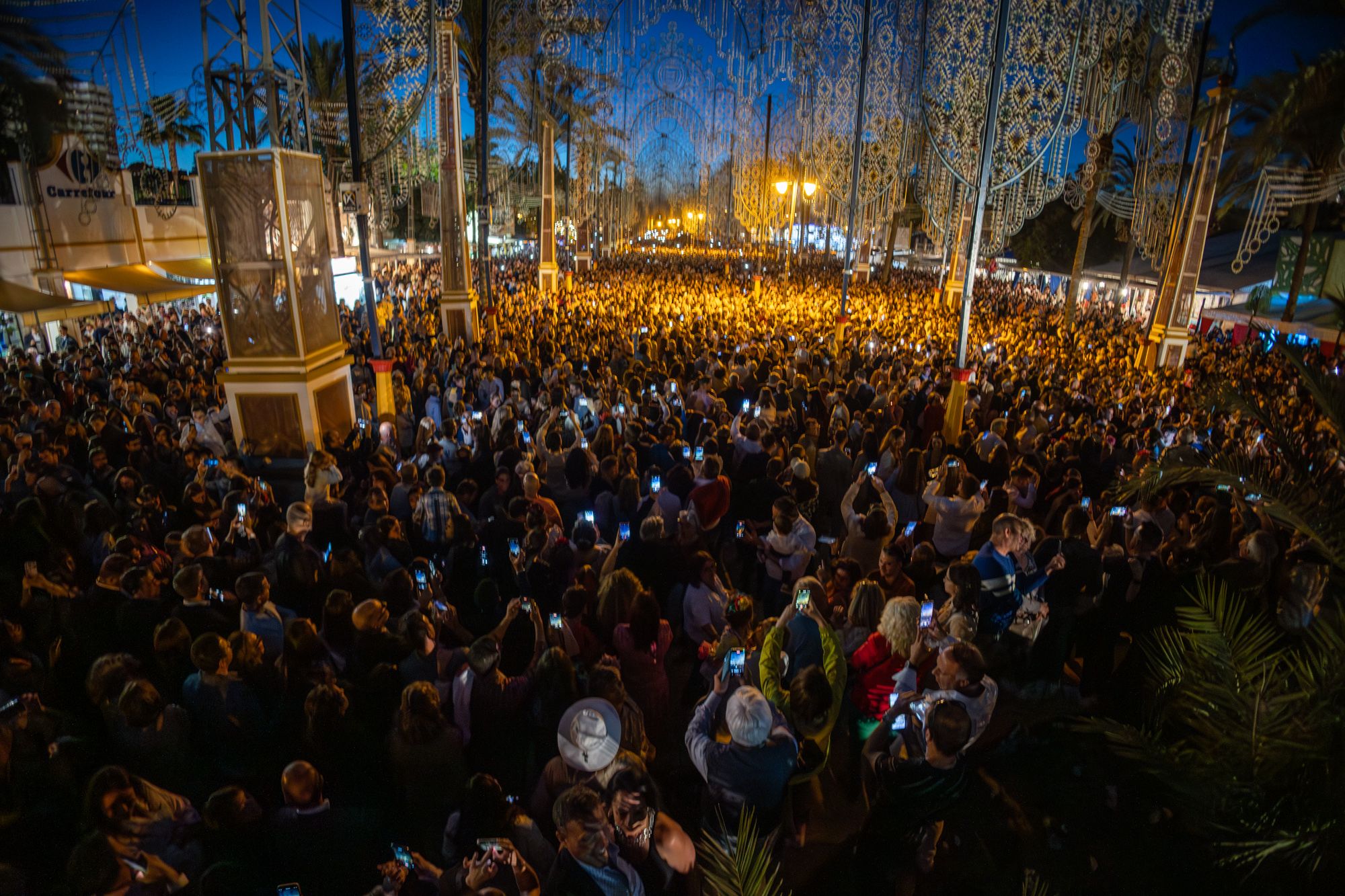 Momentos del encendido de las luces en la Feria de 2024.