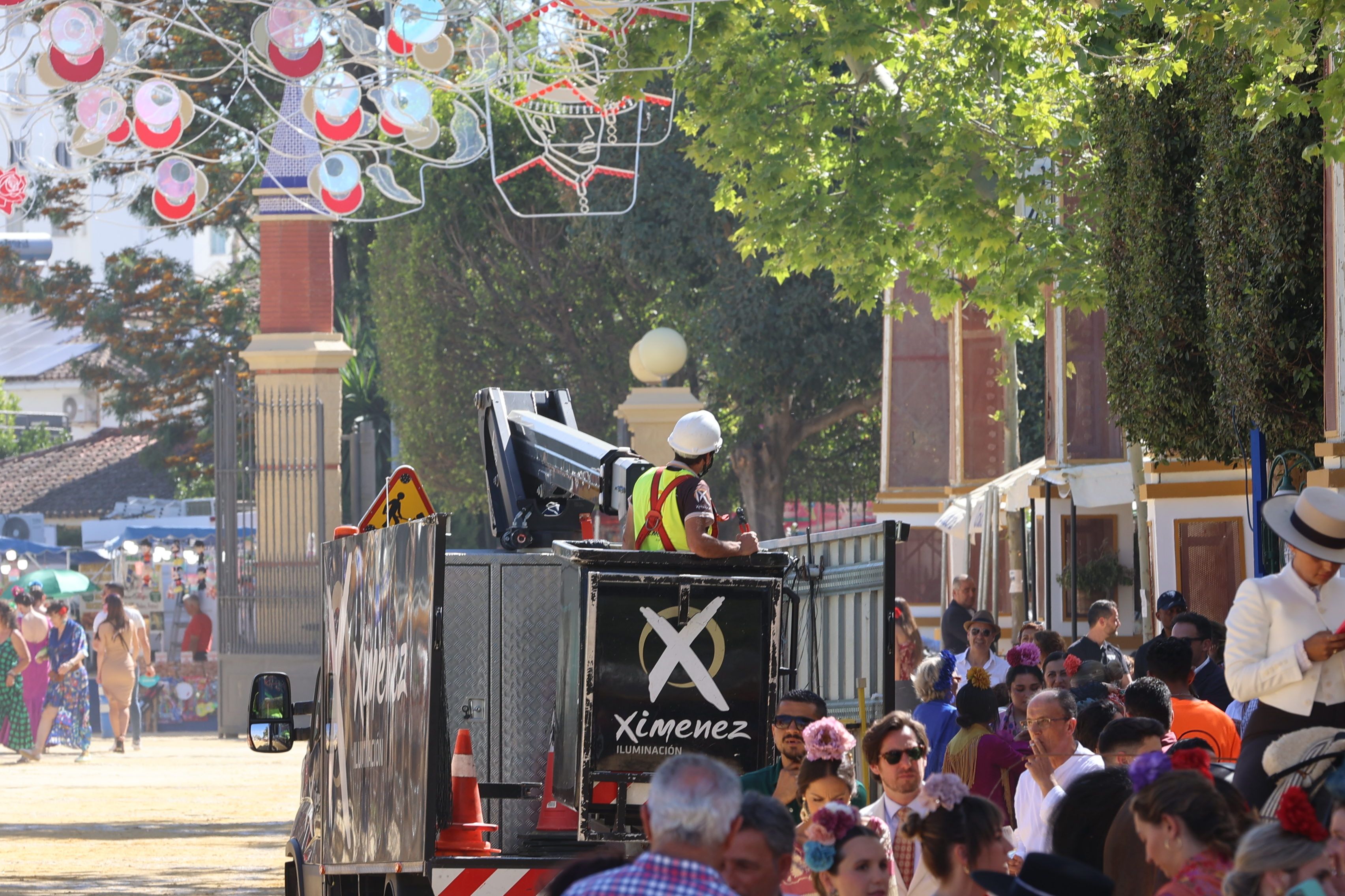 Un equipo de Ximénez en la Feria de Jerez, ante la caja suministro eléctrico que ha ardido este martes.