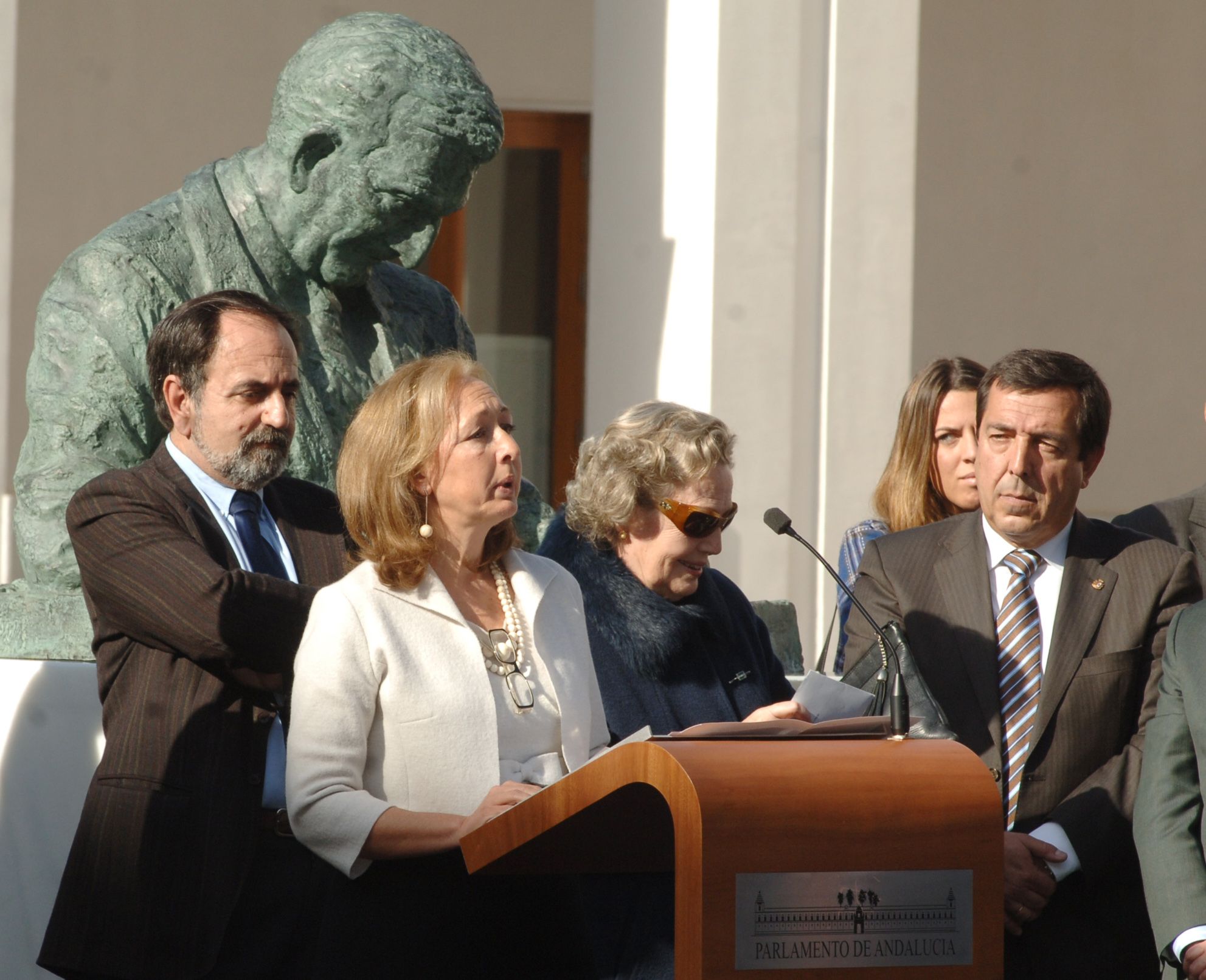 Inauguración del busto del socialista Plácido Fernández-Viagas en el Parlamento de Andalucía en 2009.