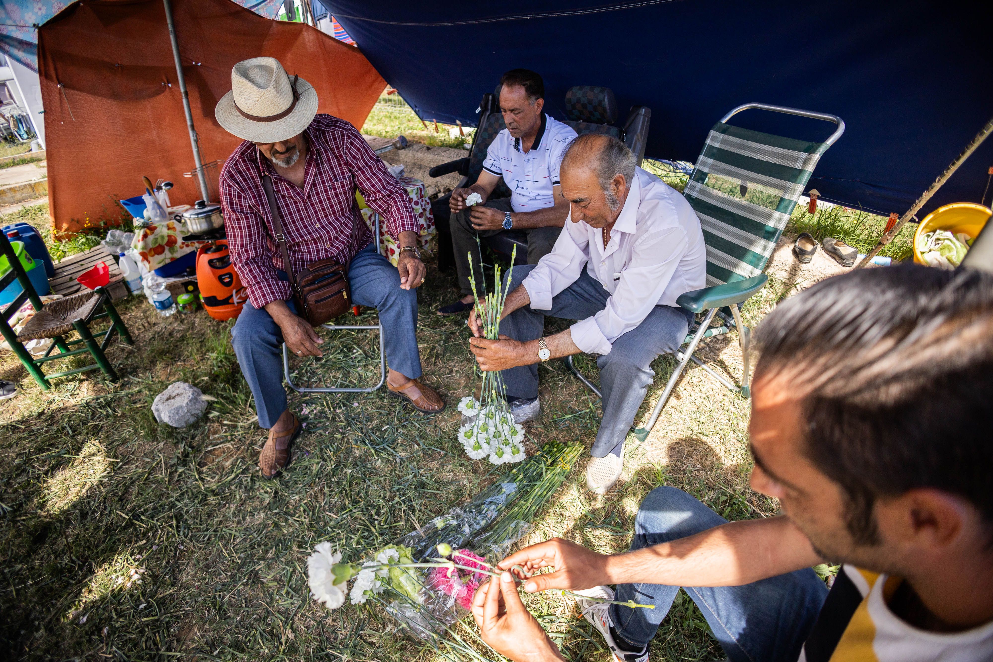 Vendedores de claveles en la Feria del Caballo de Jerez.