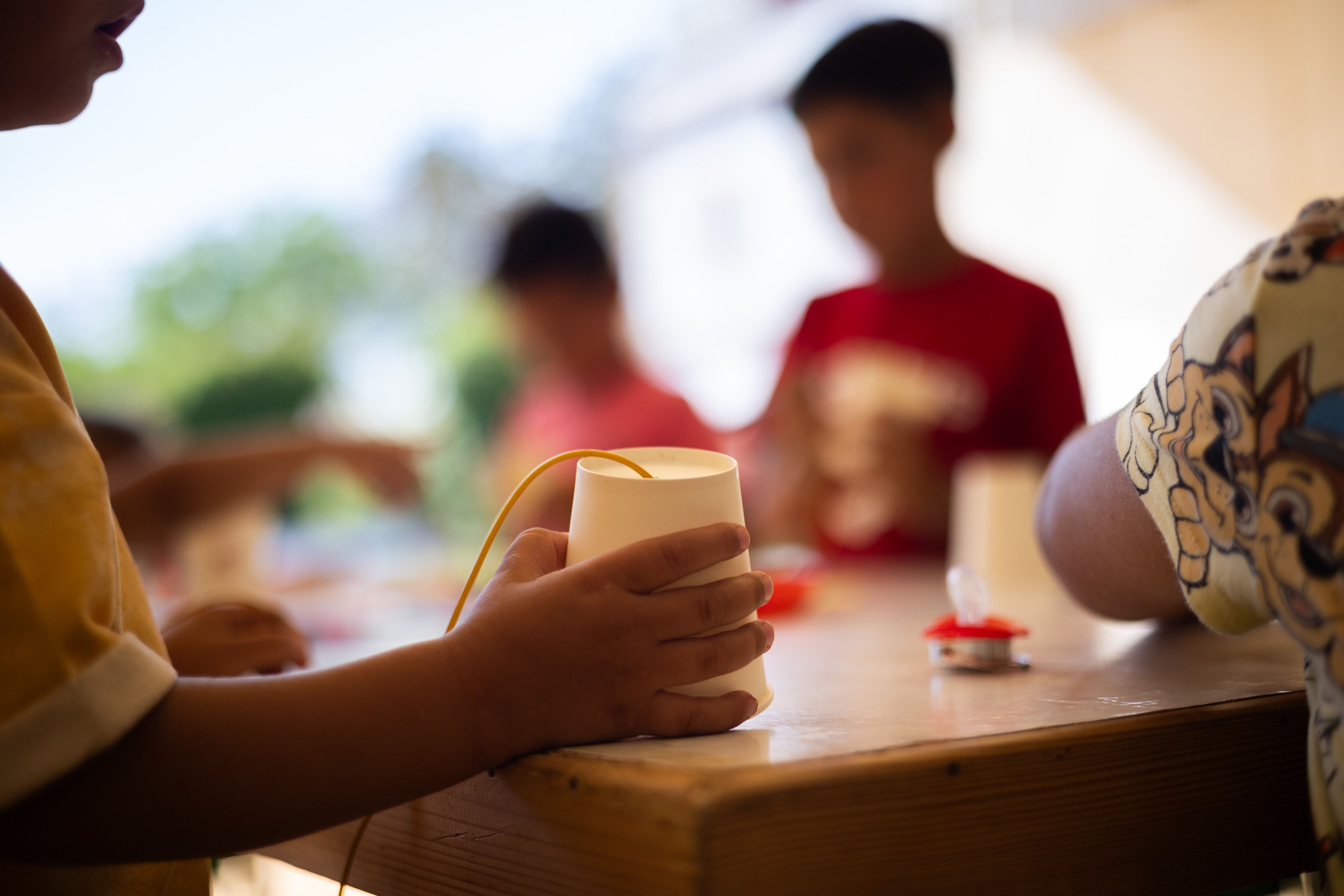 Varios menores realizan actividades en un taller. 