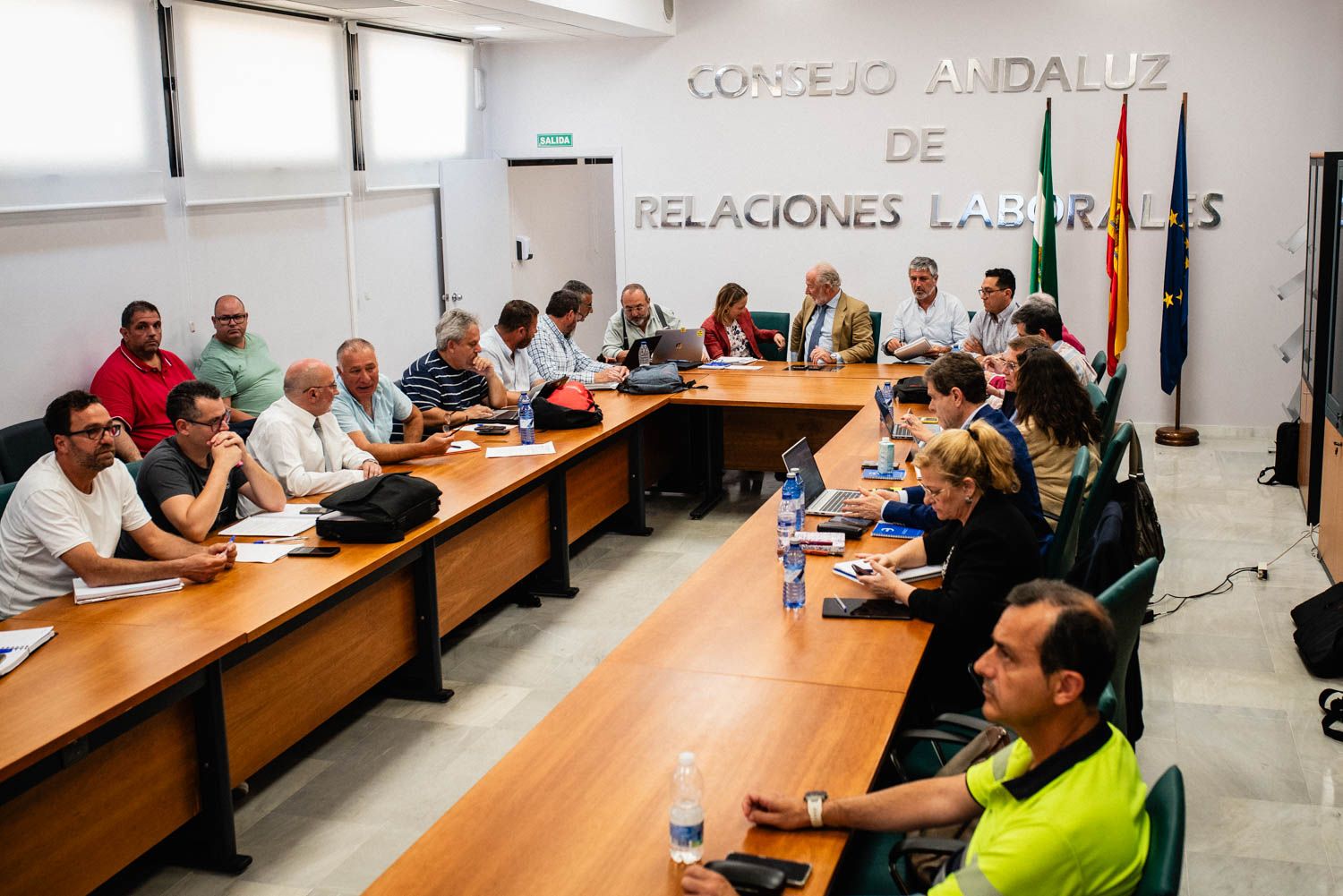 Imagen de archivo de una reunión del comité con los mediadores de la Junta.