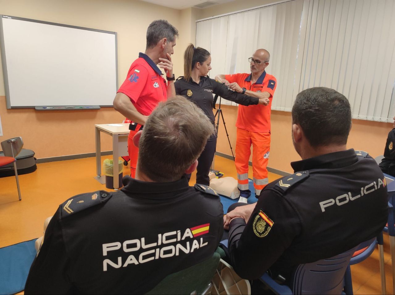 Jornada formativa a policías nacionales sobre técnicas para salvar vidas en El Puerto.
