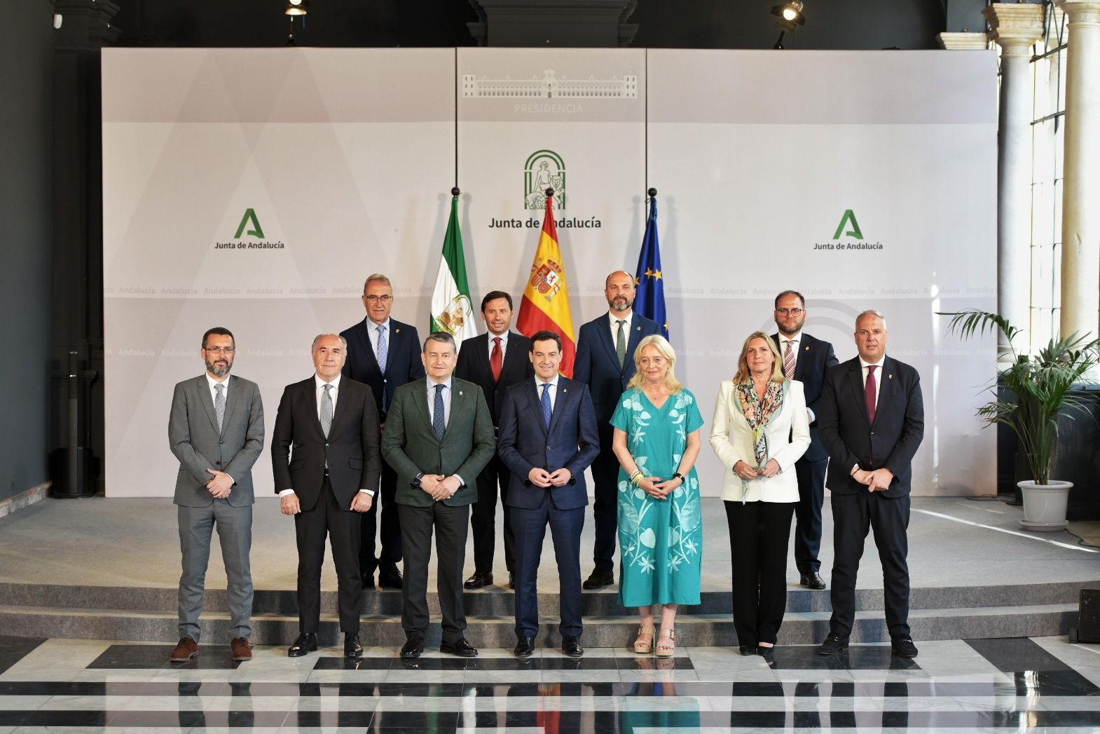 Los dirigentes de la Junta junto a los alcaldes del Campo de Gibraltar.