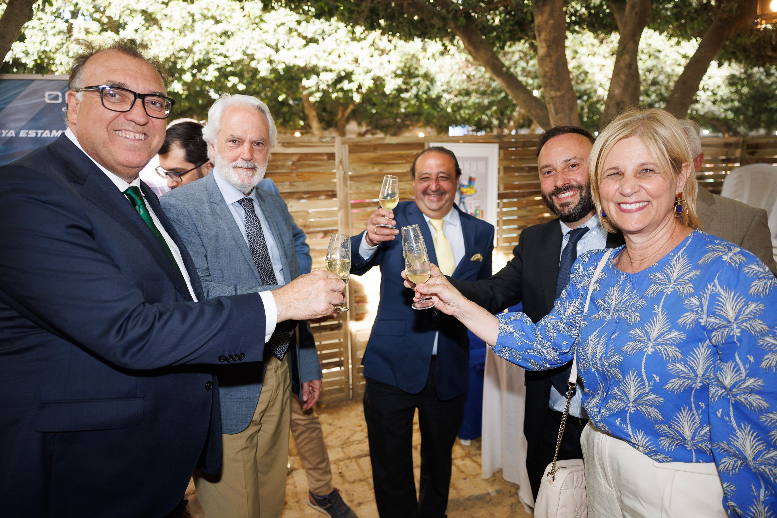 El consejero Arturo Bernal junto a la alcaldesa de Jerez, María José García-Pelayo, su primer teniente de alcaldesa Agustín Muñoz, el delegado de Cultura y Fiestas, Francisco Zurita, y el director de lavozdelsur.es, Paco Sánchez Múgica, este jueves en la caseta de este periódico andaluz.