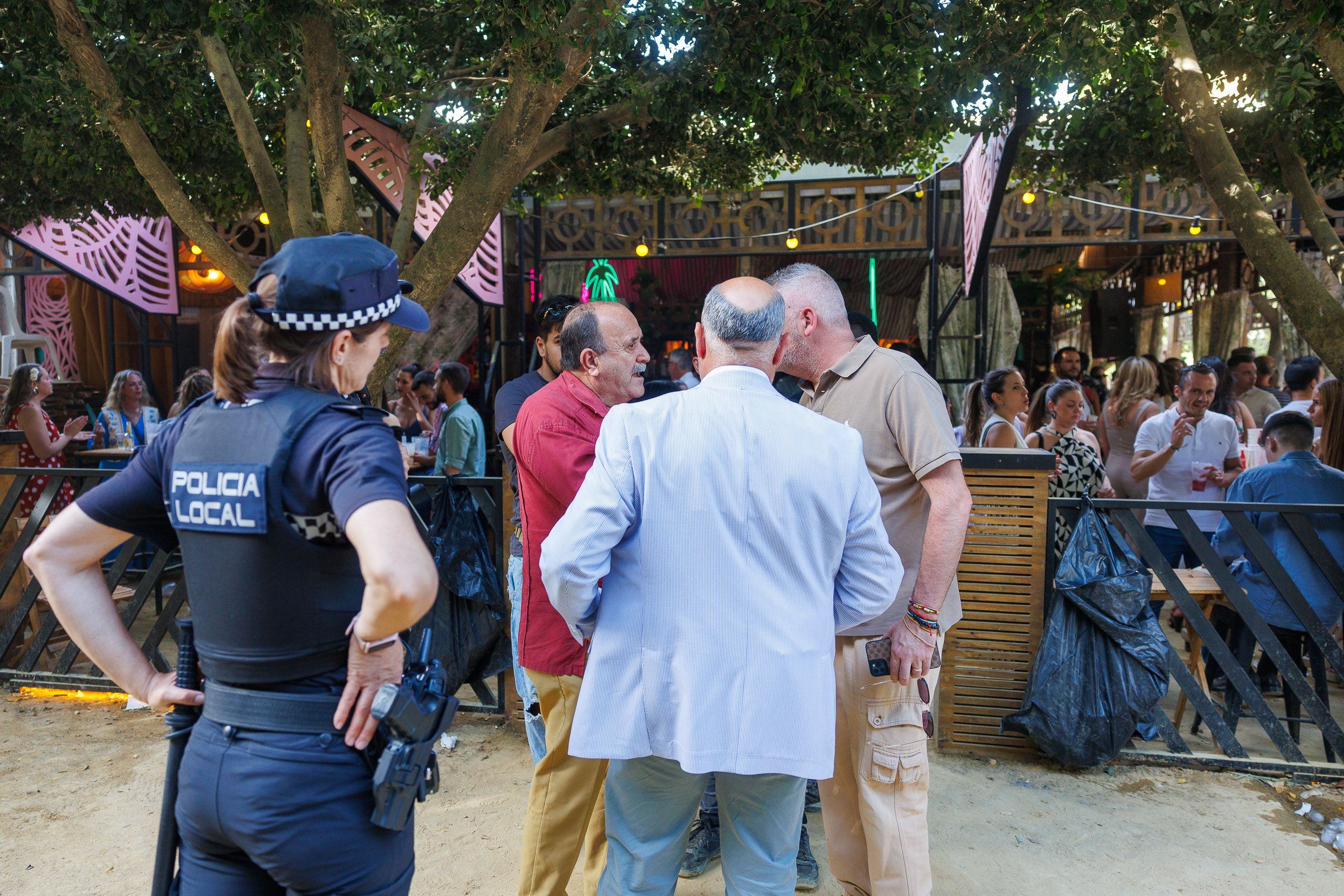 Fiestas aprieta a las casetas-discoteca antes de acabar la Feria de Jerez. Policías y técnicos municipales ante una caseta-discoteca, este pasado jueves.
