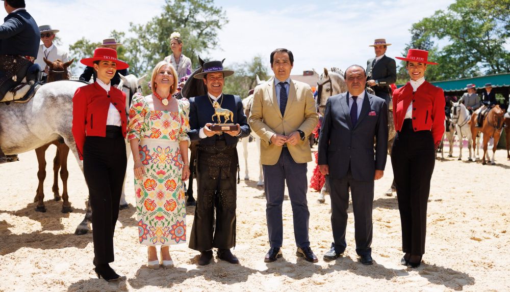 Los rocieros de Jerez reciben el Caballo de Oro 2024 