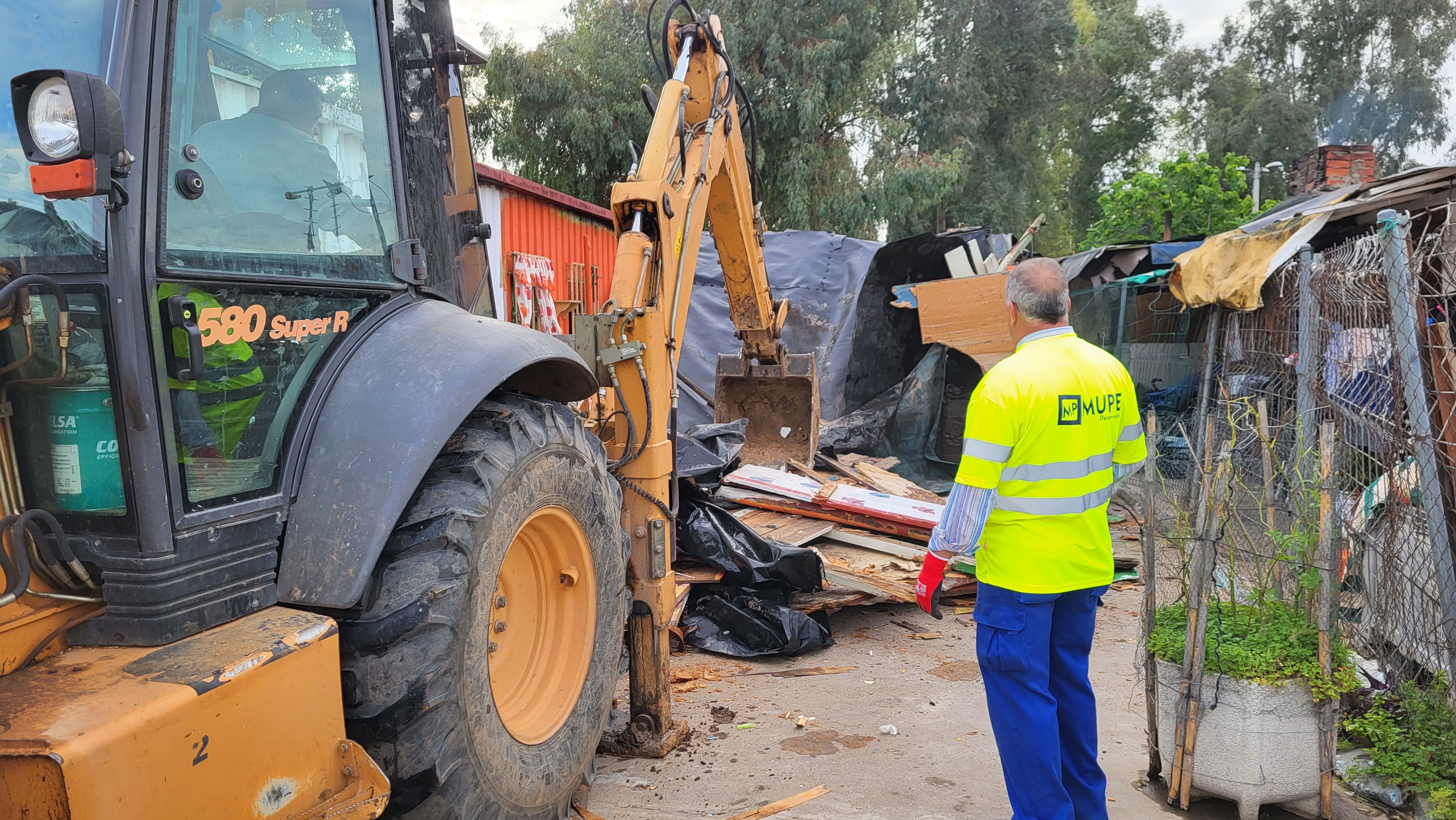 Un derribo del asentamiento de El Vacie, en Sevilla.